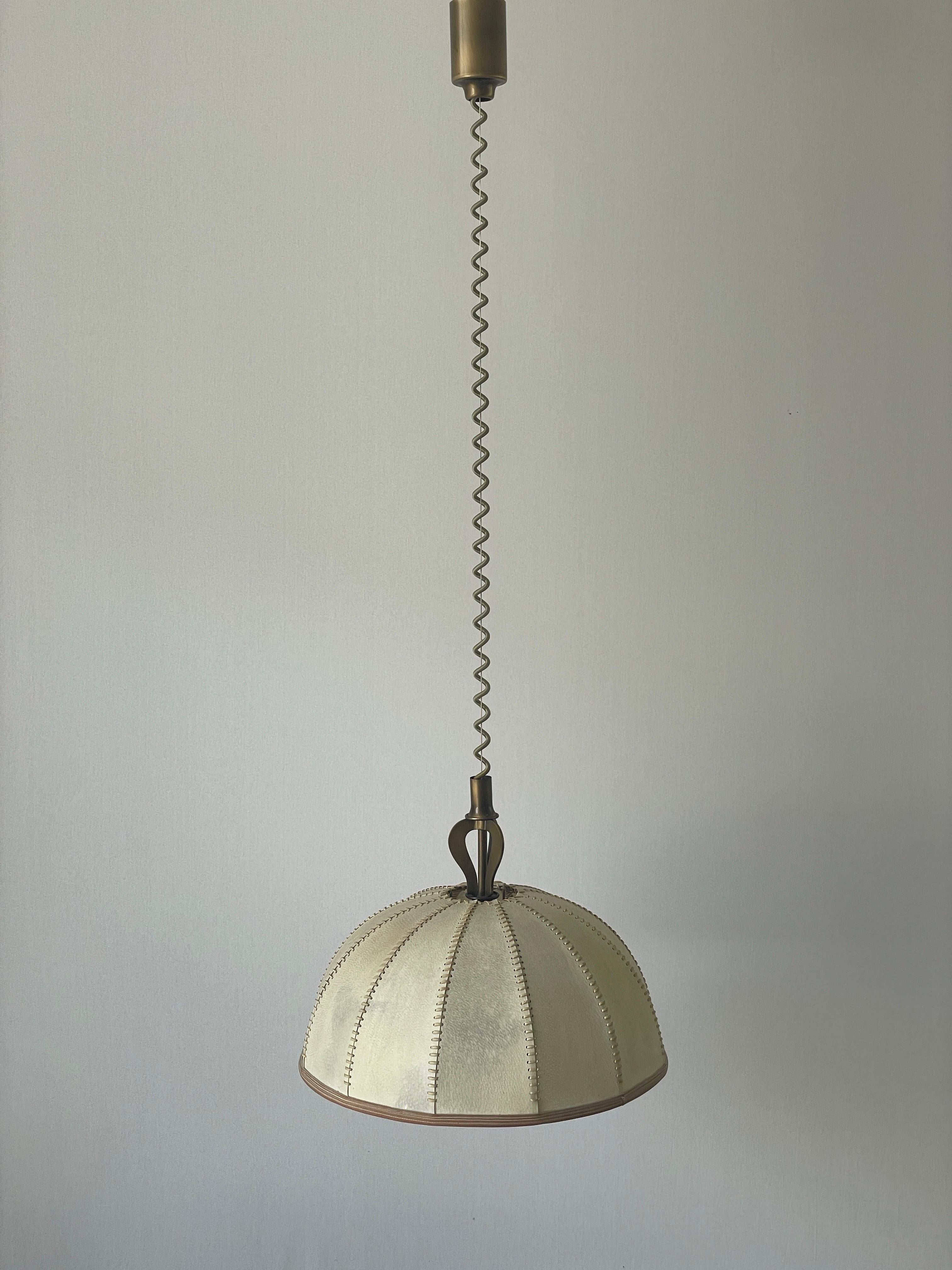 Lampada a sospensione regolabile in ottone e paralume in pelle cucito a mano, anni '60, Germania in vendita 5