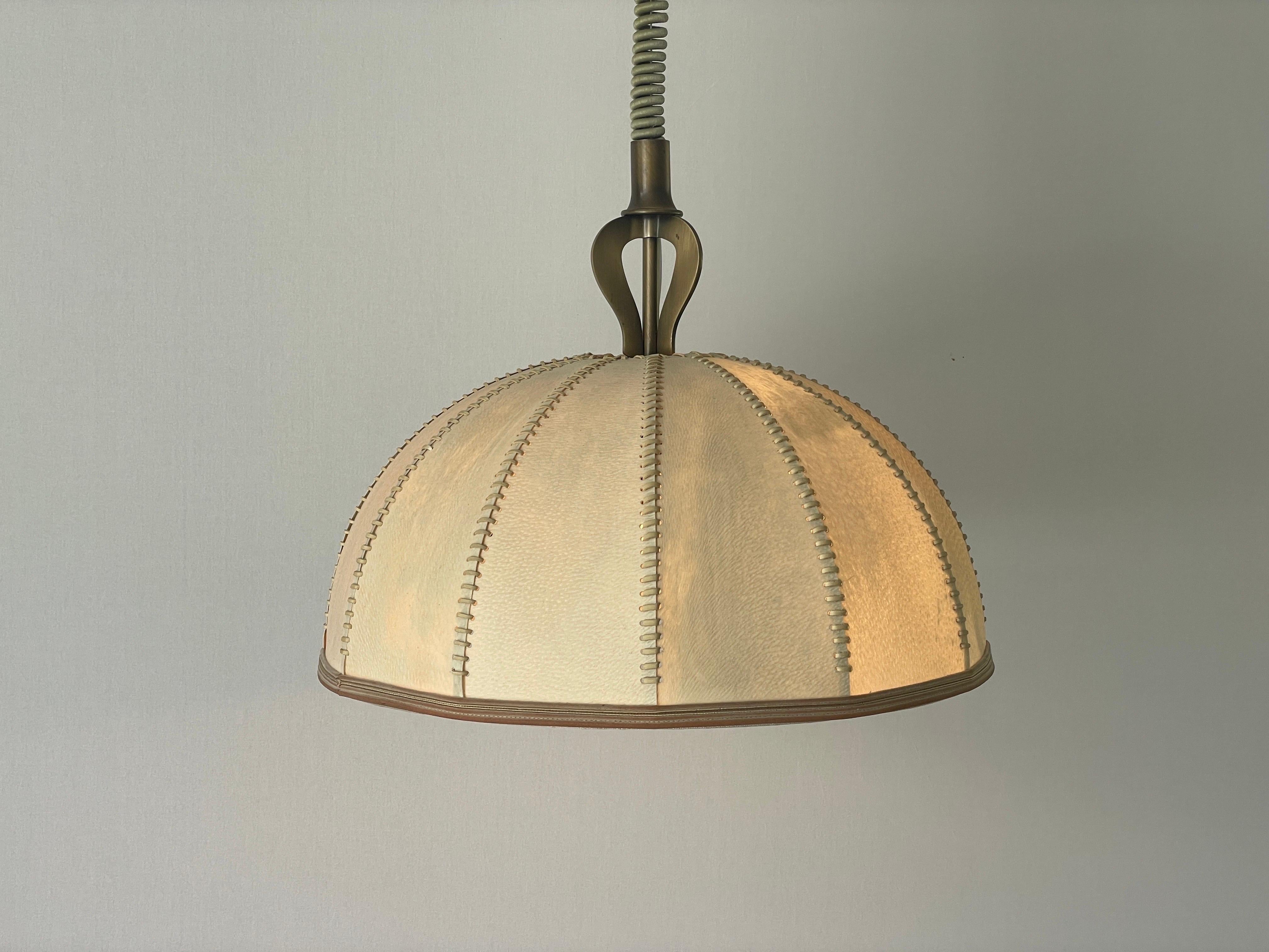 Lampada a sospensione regolabile in ottone e paralume in pelle cucito a mano, anni '60, Germania in vendita 7