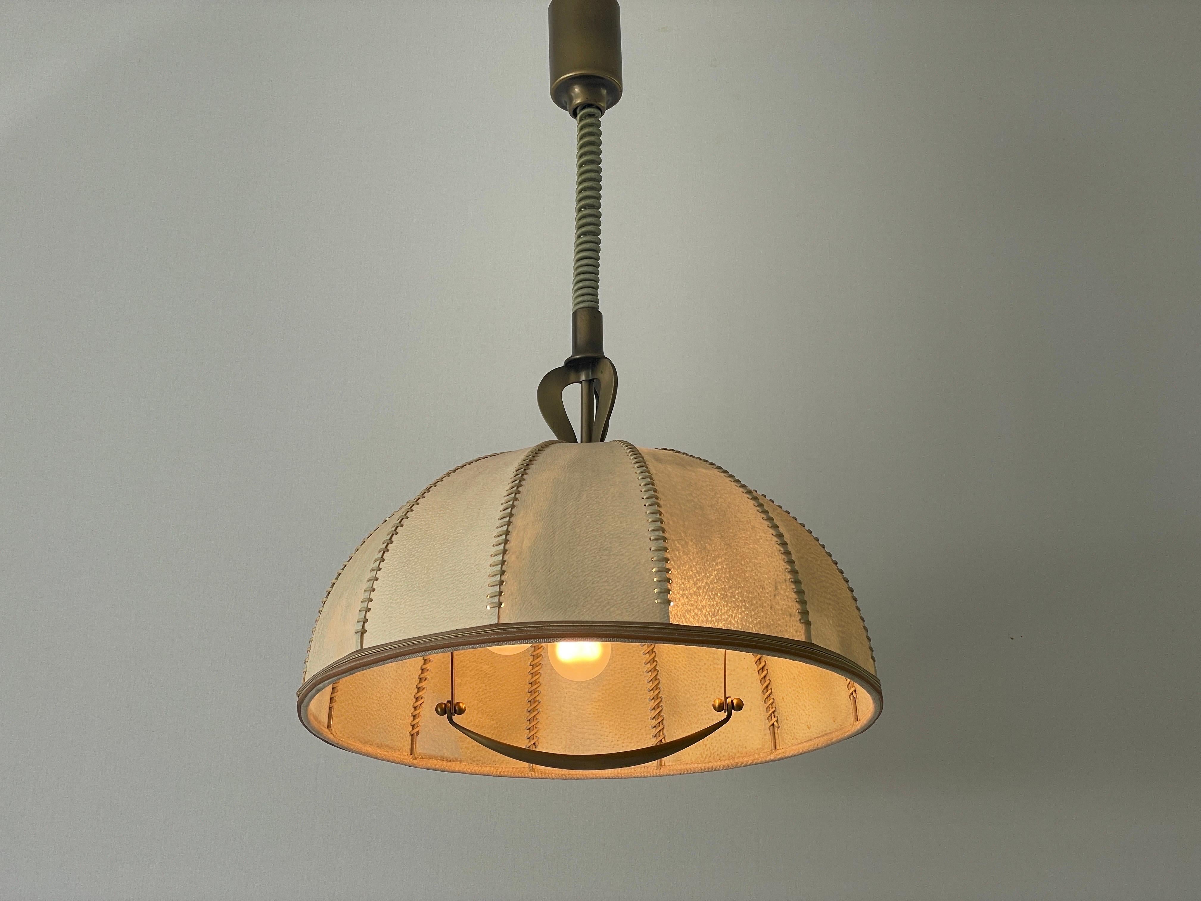 Lampada a sospensione regolabile in ottone e paralume in pelle cucito a mano, anni '60, Germania in vendita 11