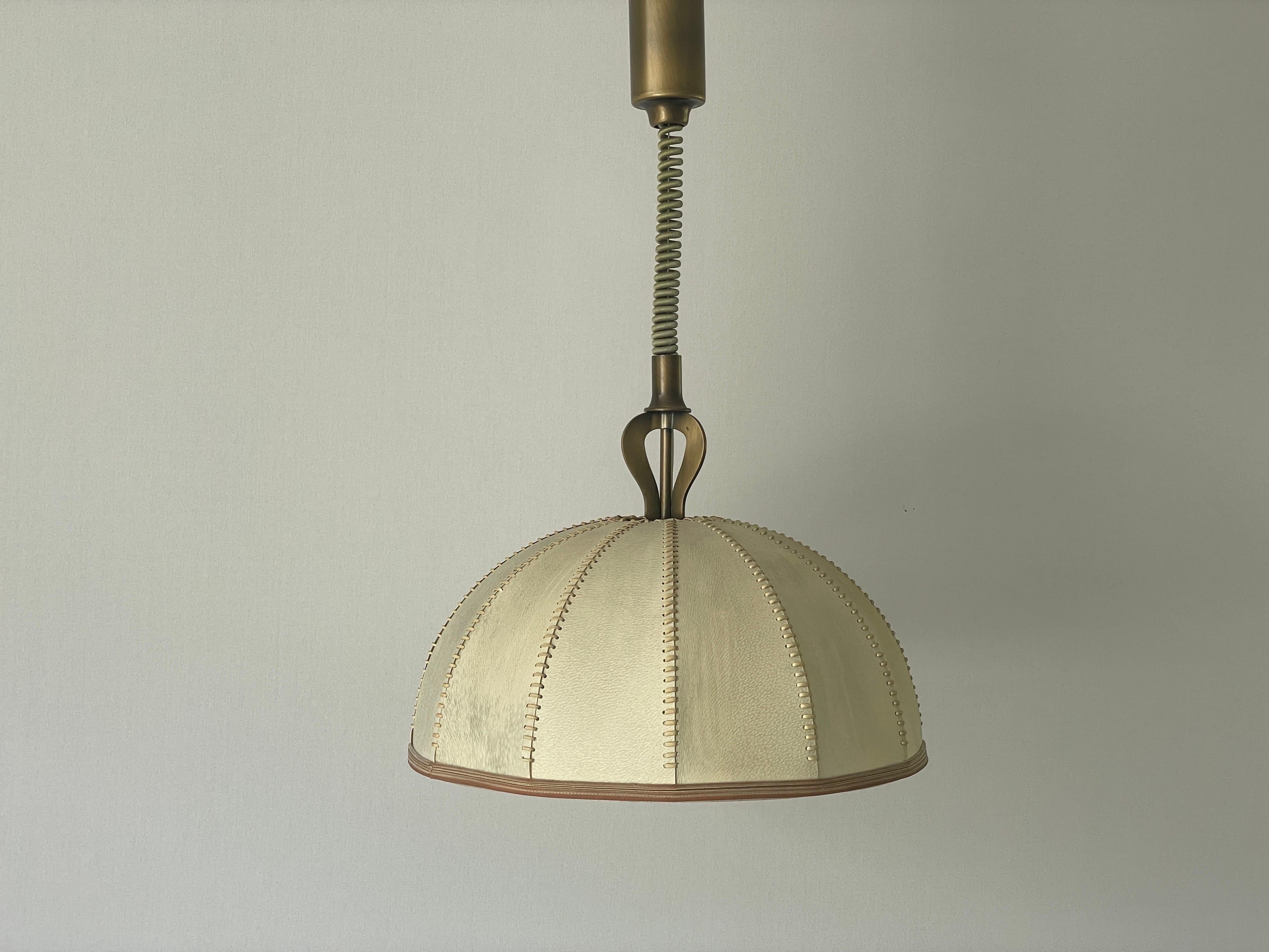 Lampada a sospensione regolabile in pelle cucita a mano e ottone anticato, anni '60, Germania

Questa lampada funziona con 3x E27  lampadine standart.
Cablato e adatto all'uso con 220V e 110V per tutti i paesi.


Misure:
Altezza compresa tra 78 cm e