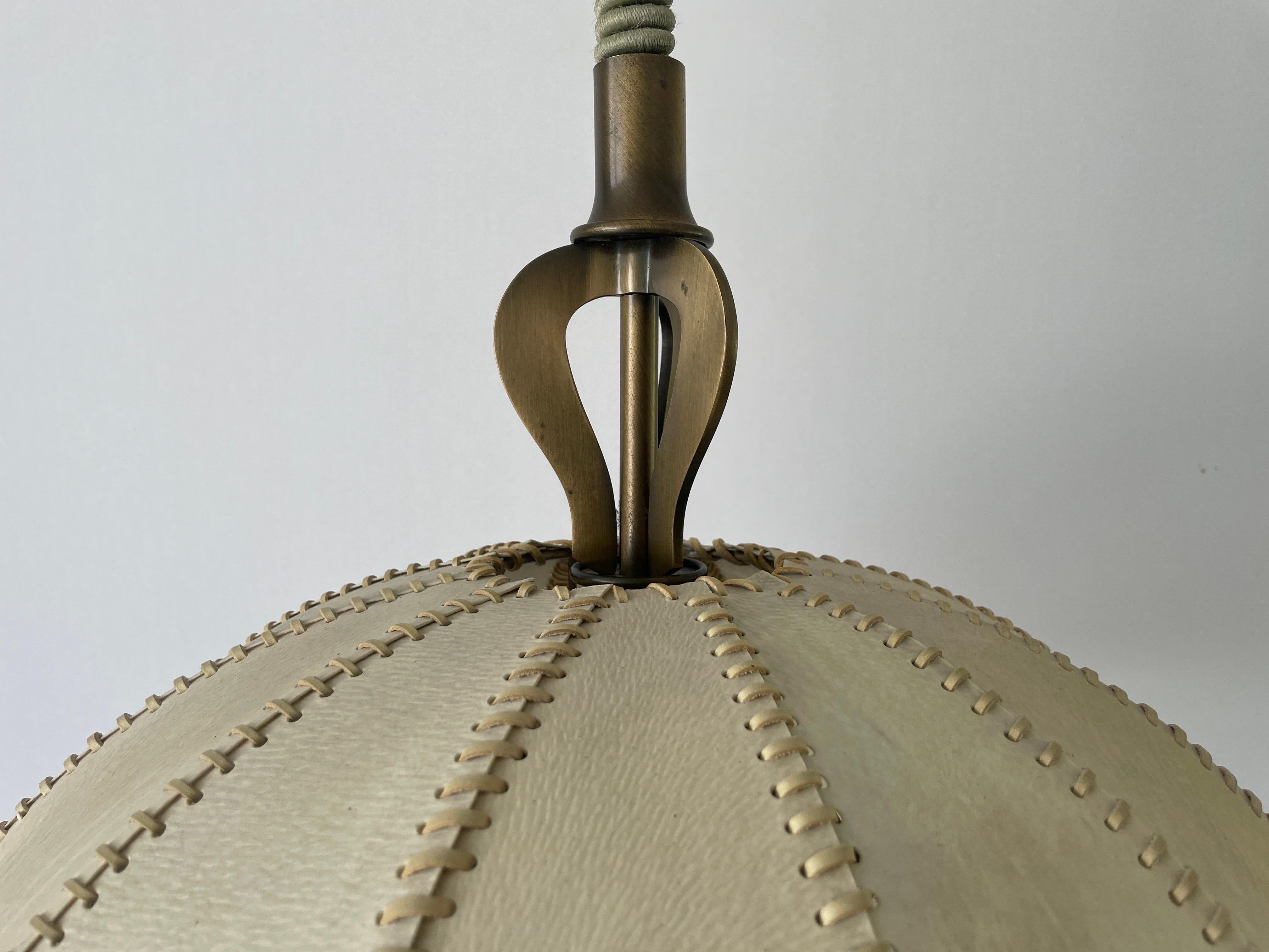 Mid-Century moderno Lampada a sospensione regolabile in ottone e paralume in pelle cucito a mano, anni '60, Germania in vendita