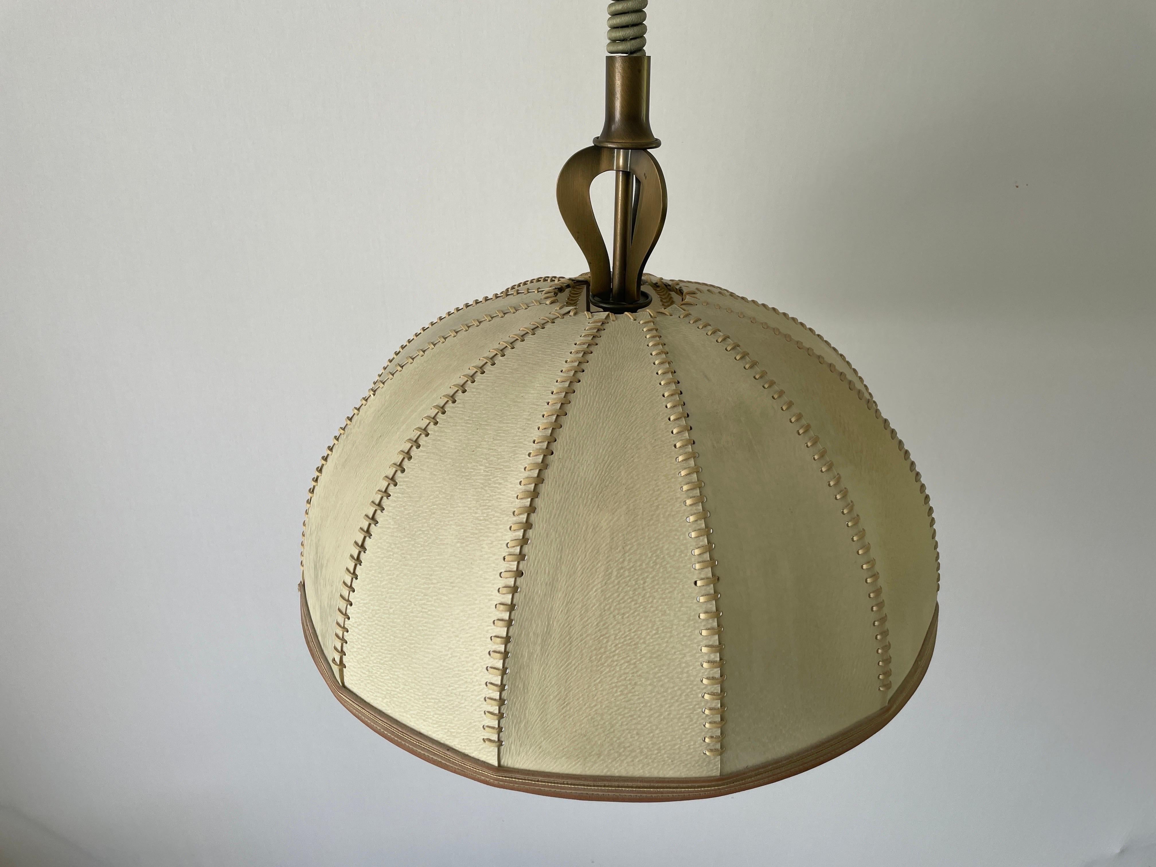 Tedesco Lampada a sospensione regolabile in ottone e paralume in pelle cucito a mano, anni '60, Germania in vendita