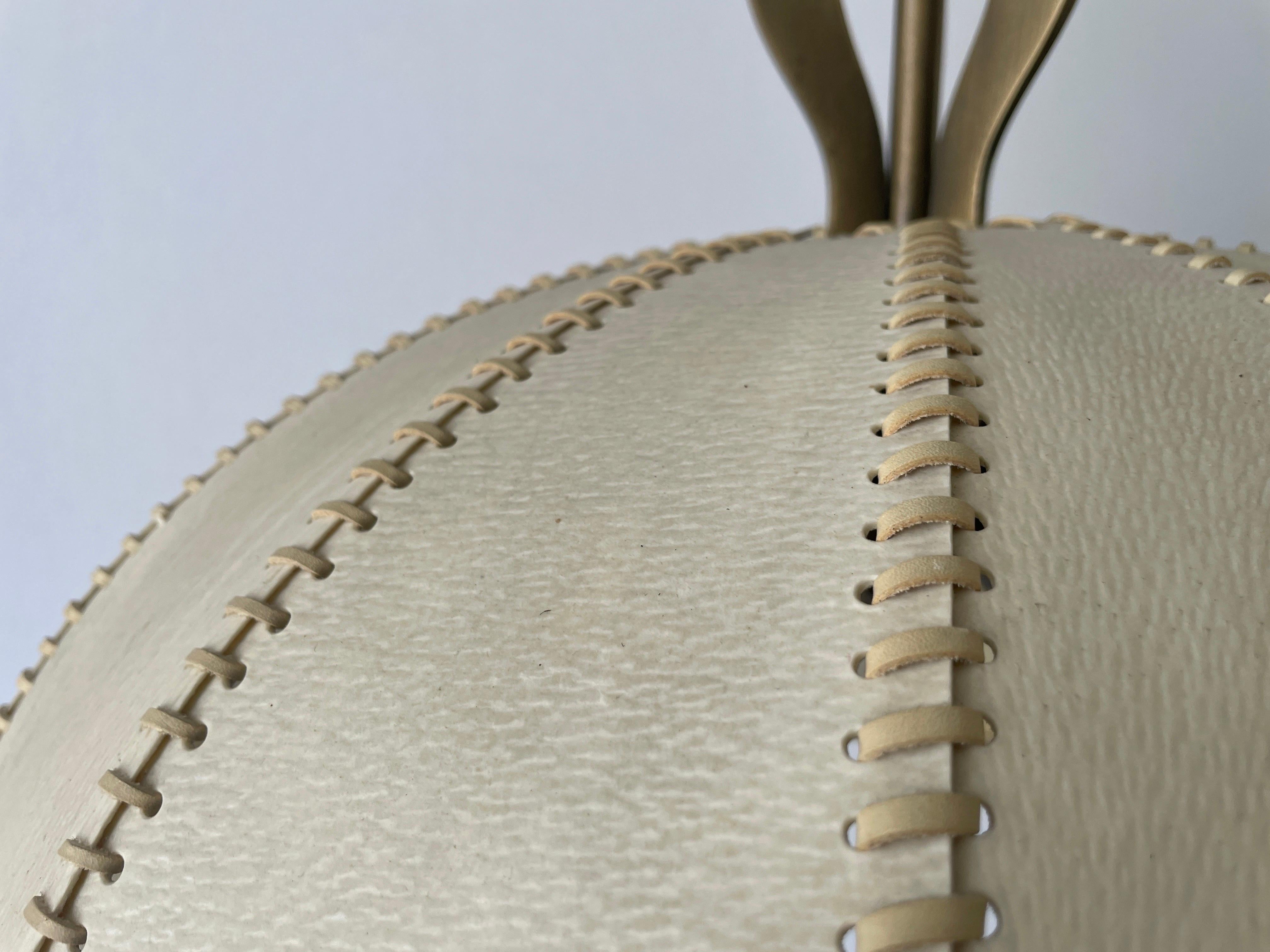 Lampada a sospensione regolabile in ottone e paralume in pelle cucito a mano, anni '60, Germania In condizioni ottime in vendita a Hagenbach, DE