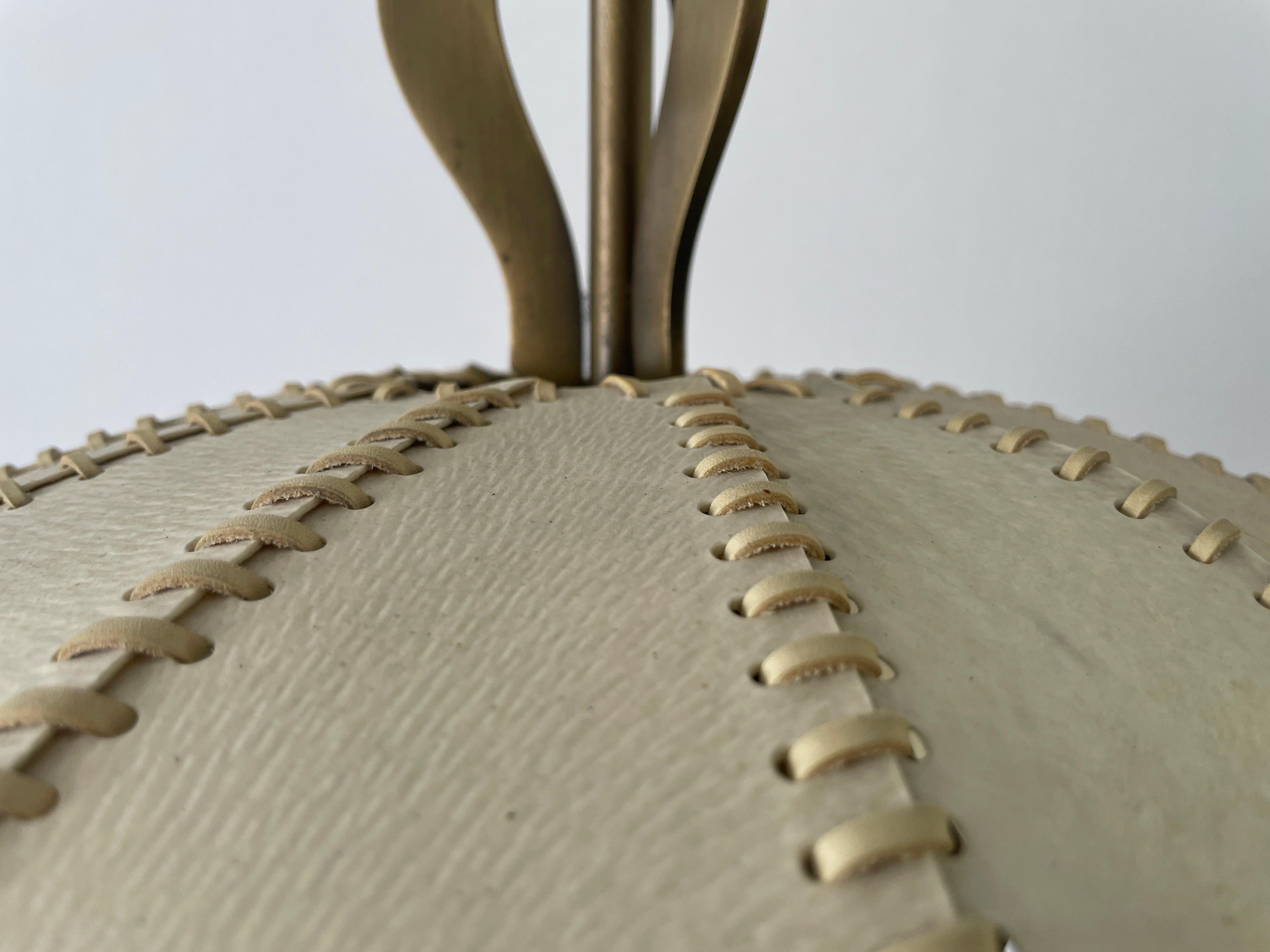 Metallo Lampada a sospensione regolabile in ottone e paralume in pelle cucito a mano, anni '60, Germania in vendita