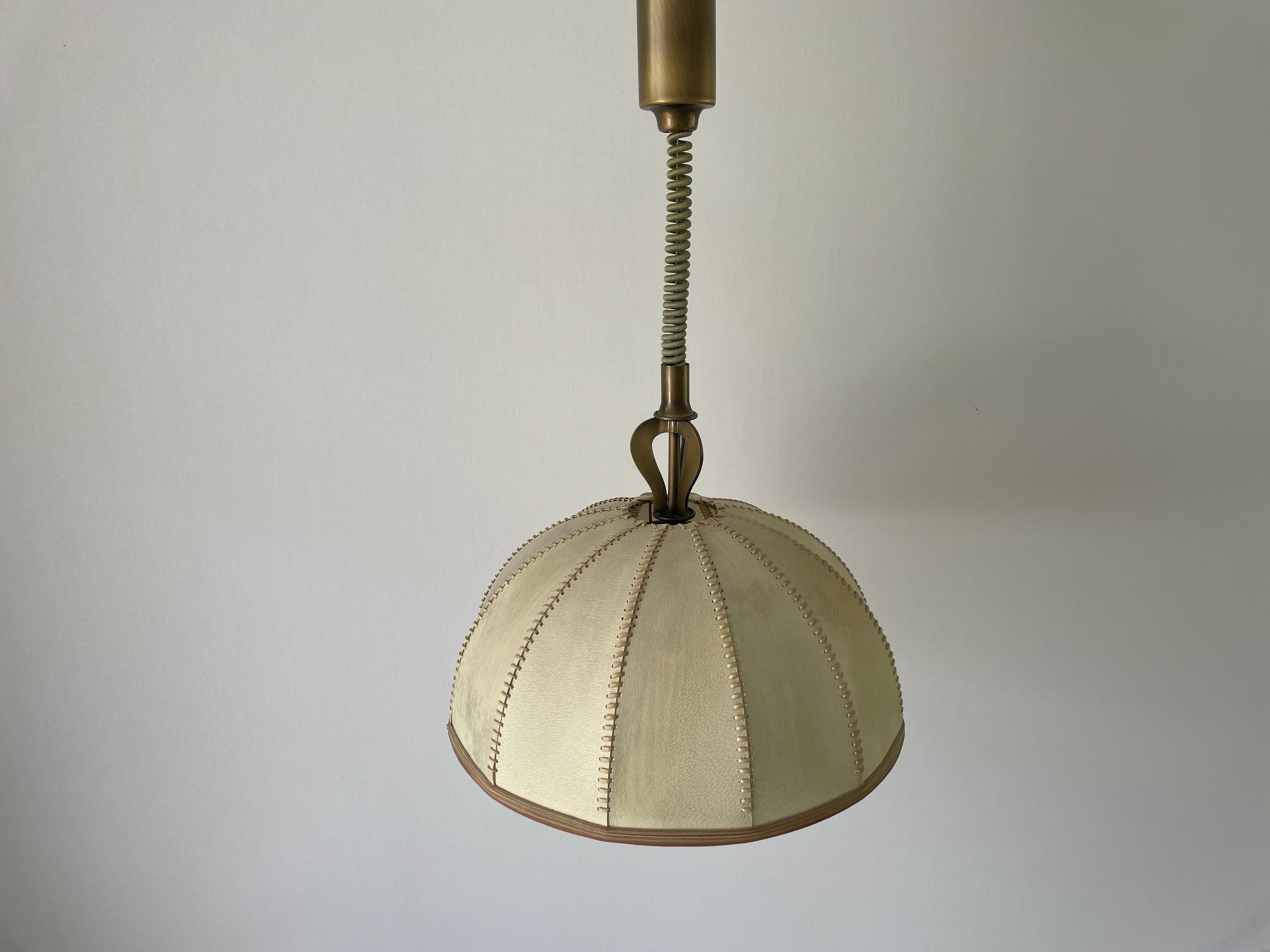 Lampada a sospensione regolabile in ottone e paralume in pelle cucito a mano, anni '60, Germania in vendita 1