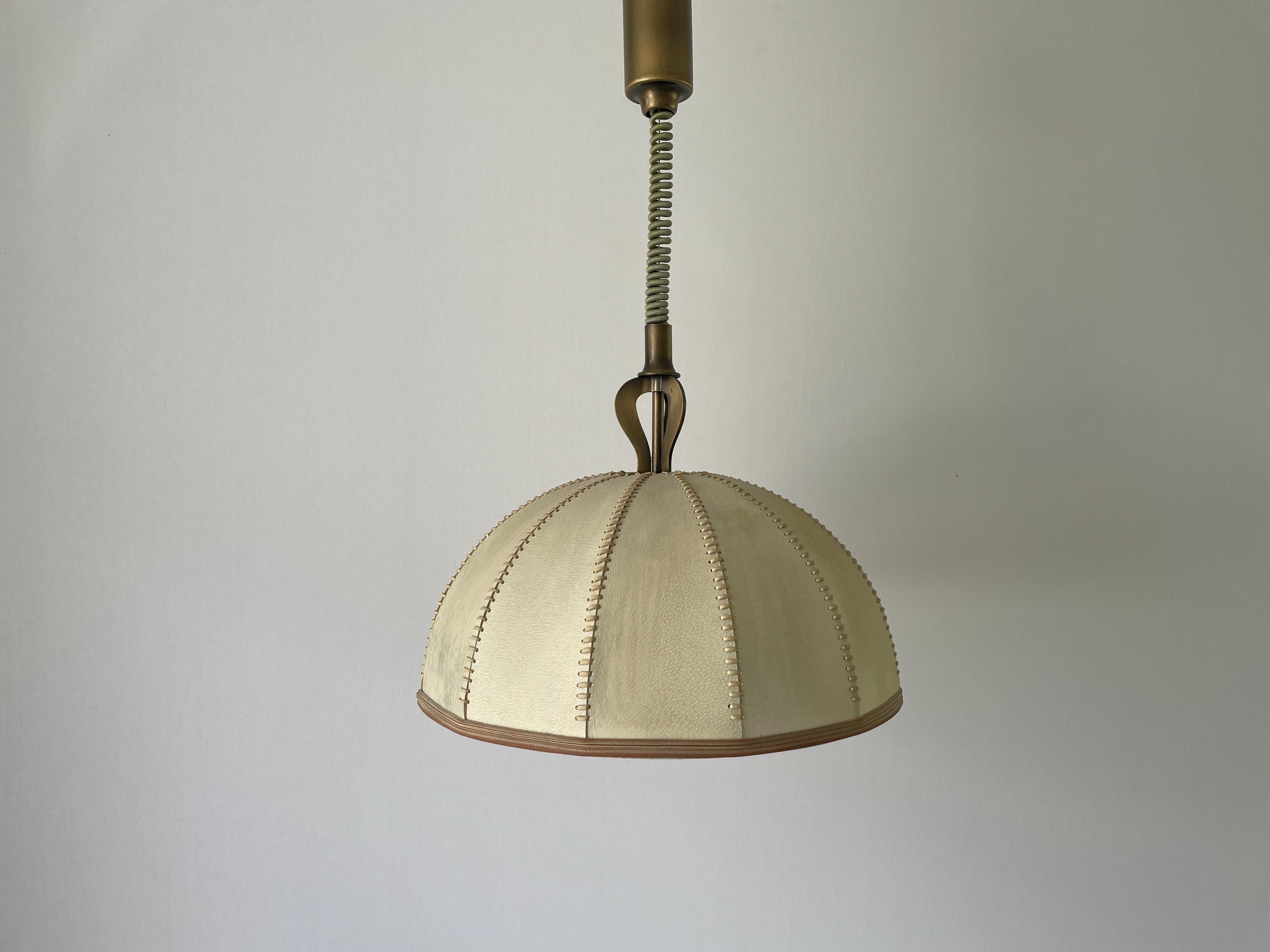 Lampada a sospensione regolabile in ottone e paralume in pelle cucito a mano, anni '60, Germania in vendita 2