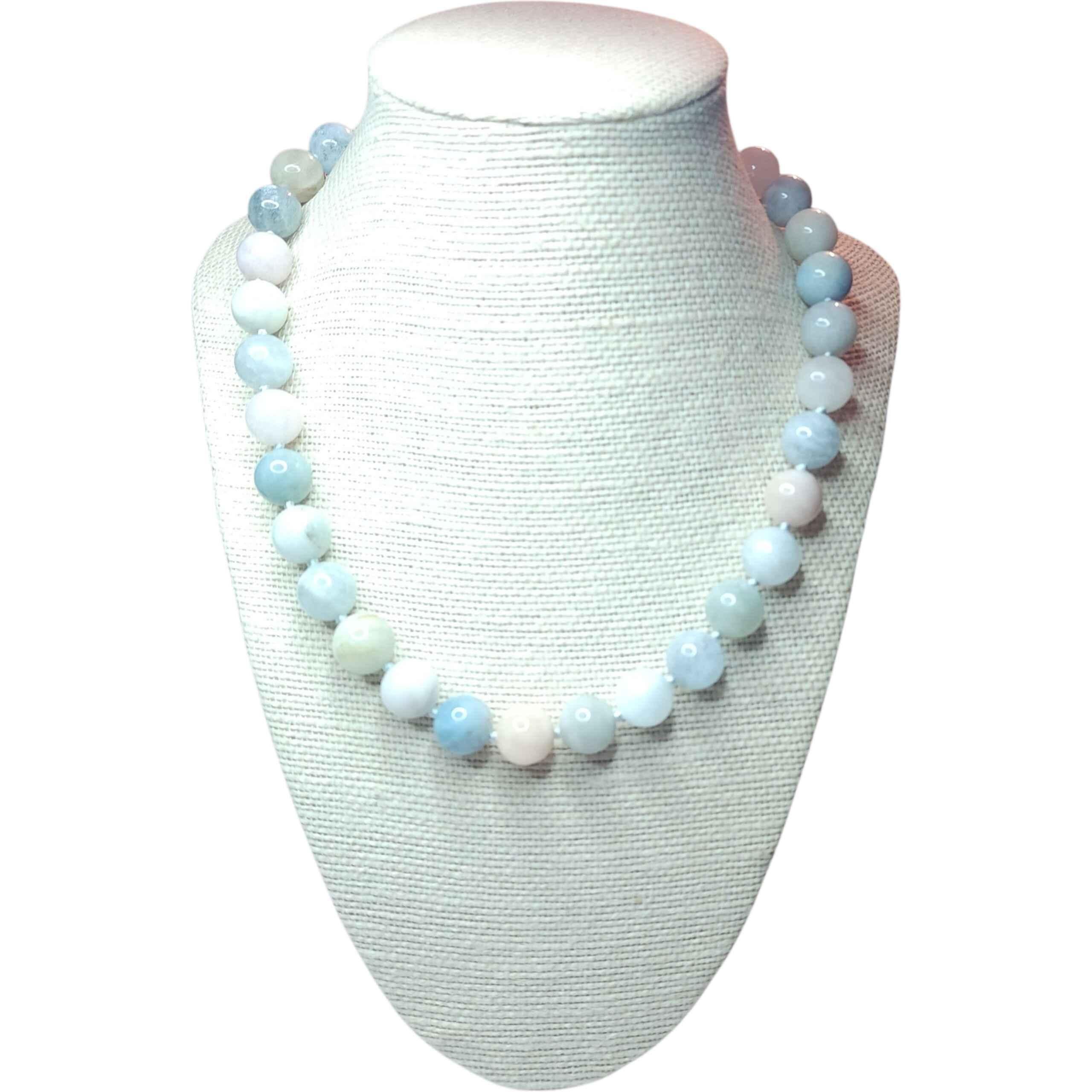 Morbida, luminosa e inconfondibilmente femminile, questa collana di morganite infilata a mano cattura la tranquilla eleganza del berillo pastello nella sua forma più eterea. Ogni perla è ricavata da morganite naturale e non trattata, scelta per la