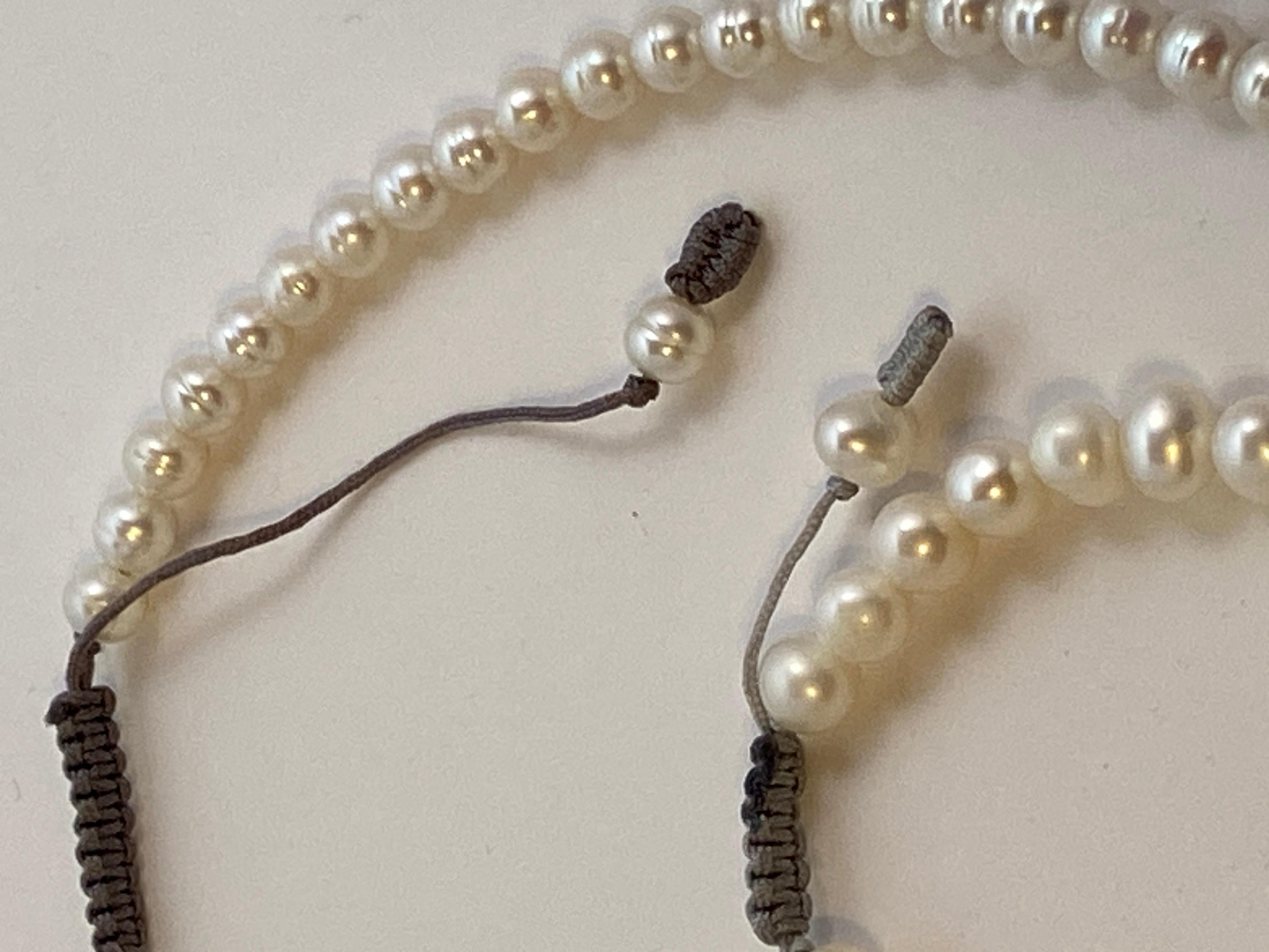 Hand--Strung Pearl Necklace and Bracelet Set In Good Condition For Sale In New York, NY