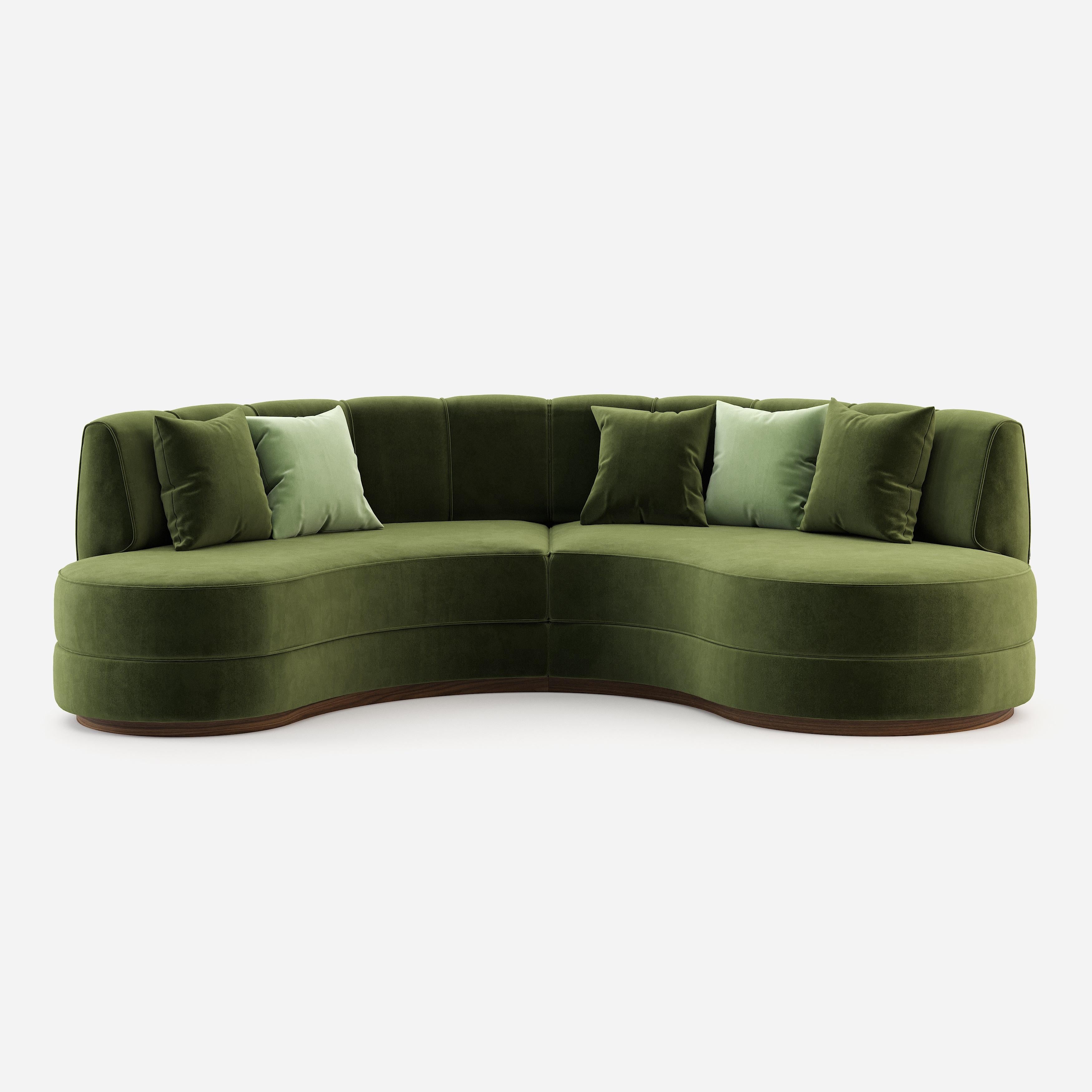 Handgefertigtes, geschwungenes Sofa in senfgelbem Samt (Moderne) im Angebot