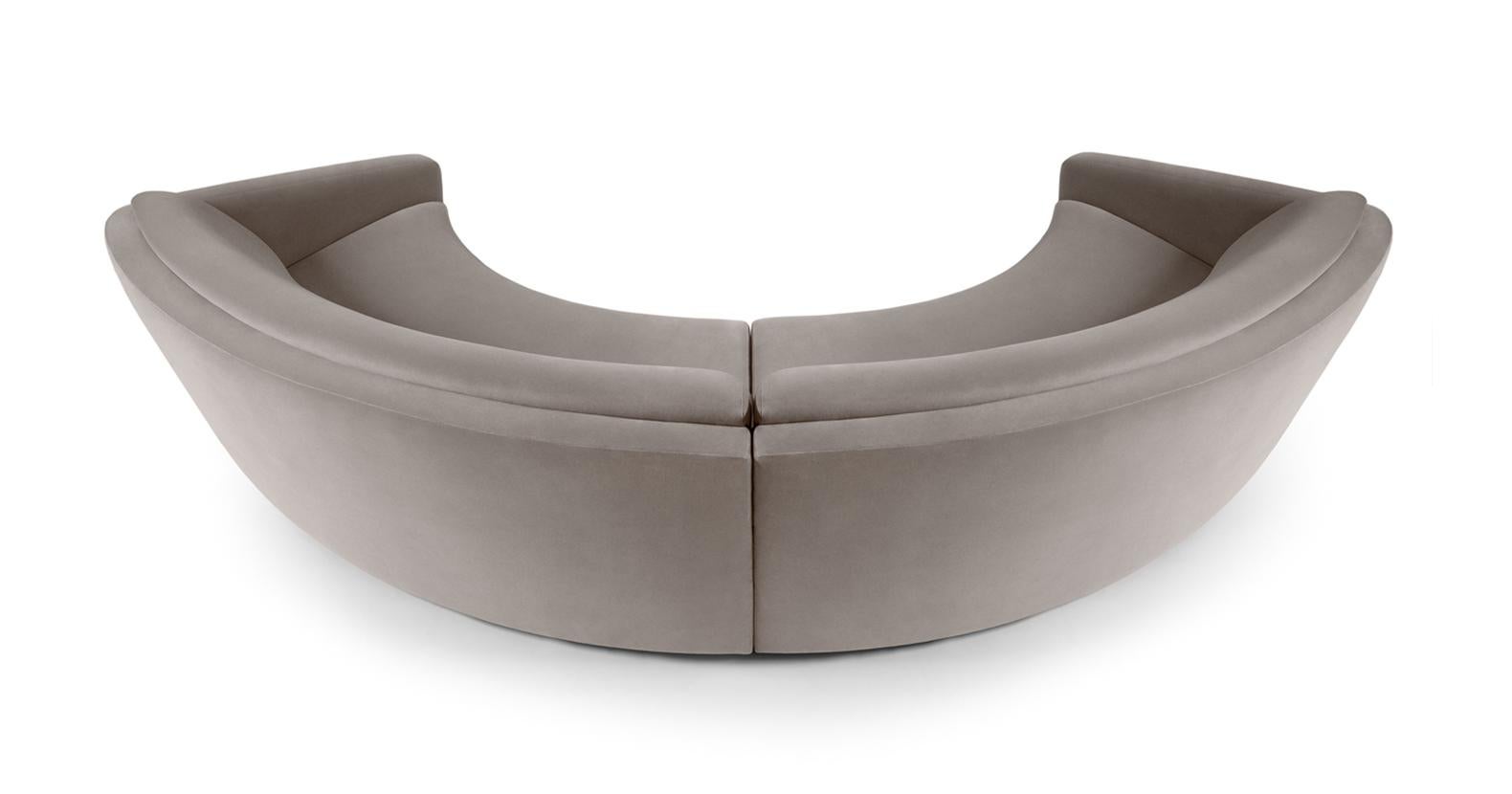 Le canapé fait main est la représentation du magnétisme. Doté d'un revêtement sur mesure en velours de coton gris clair et d'un élégant pied en laiton brossé, il est magistralement conçu avec un contour incurvé à la fois emphatique et élégant. Le