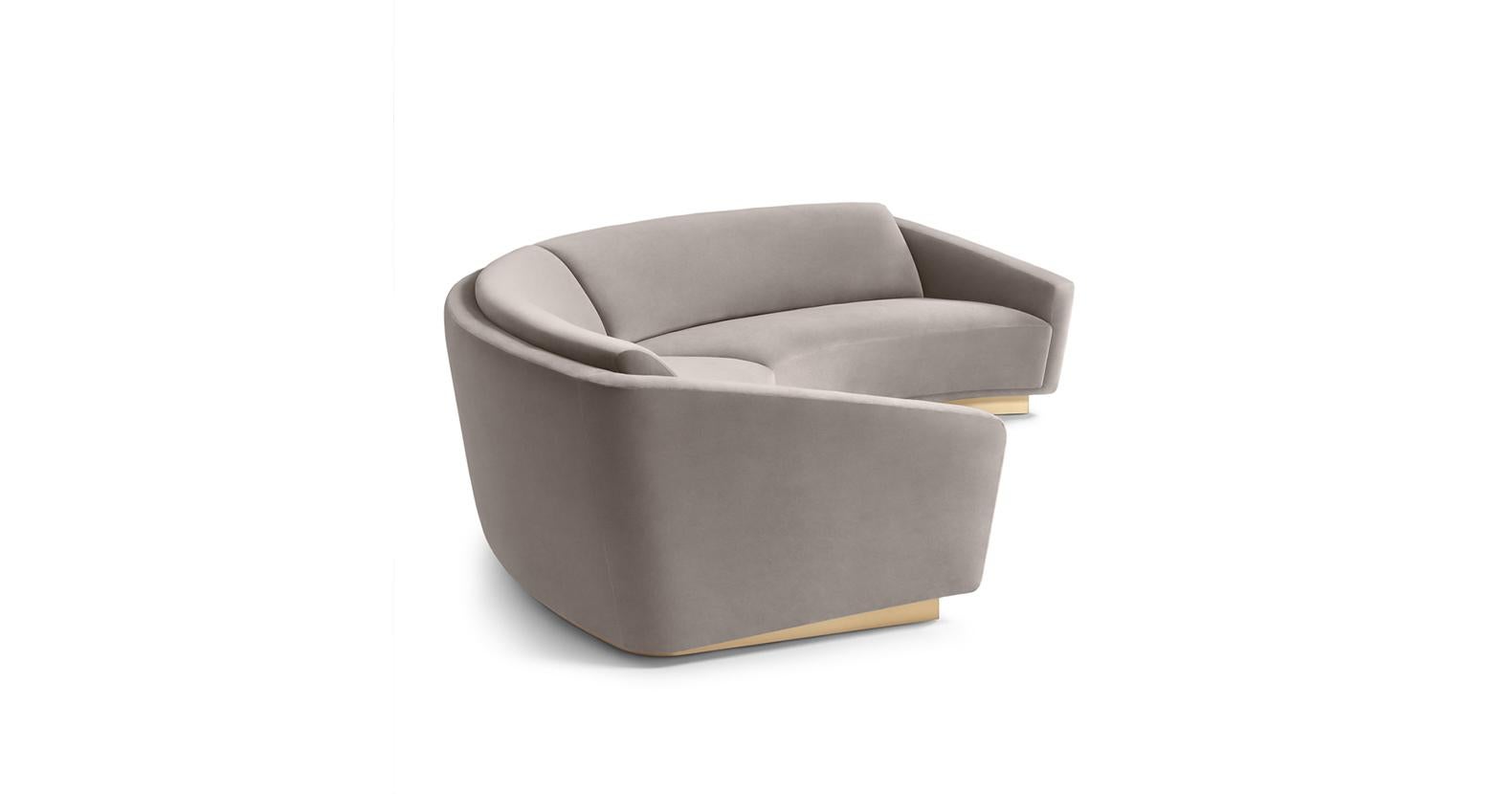Moderne Canapé incurvé sur mesure fait à la main avec un élégant repose-pieds en plaque de laiton brossé en vente