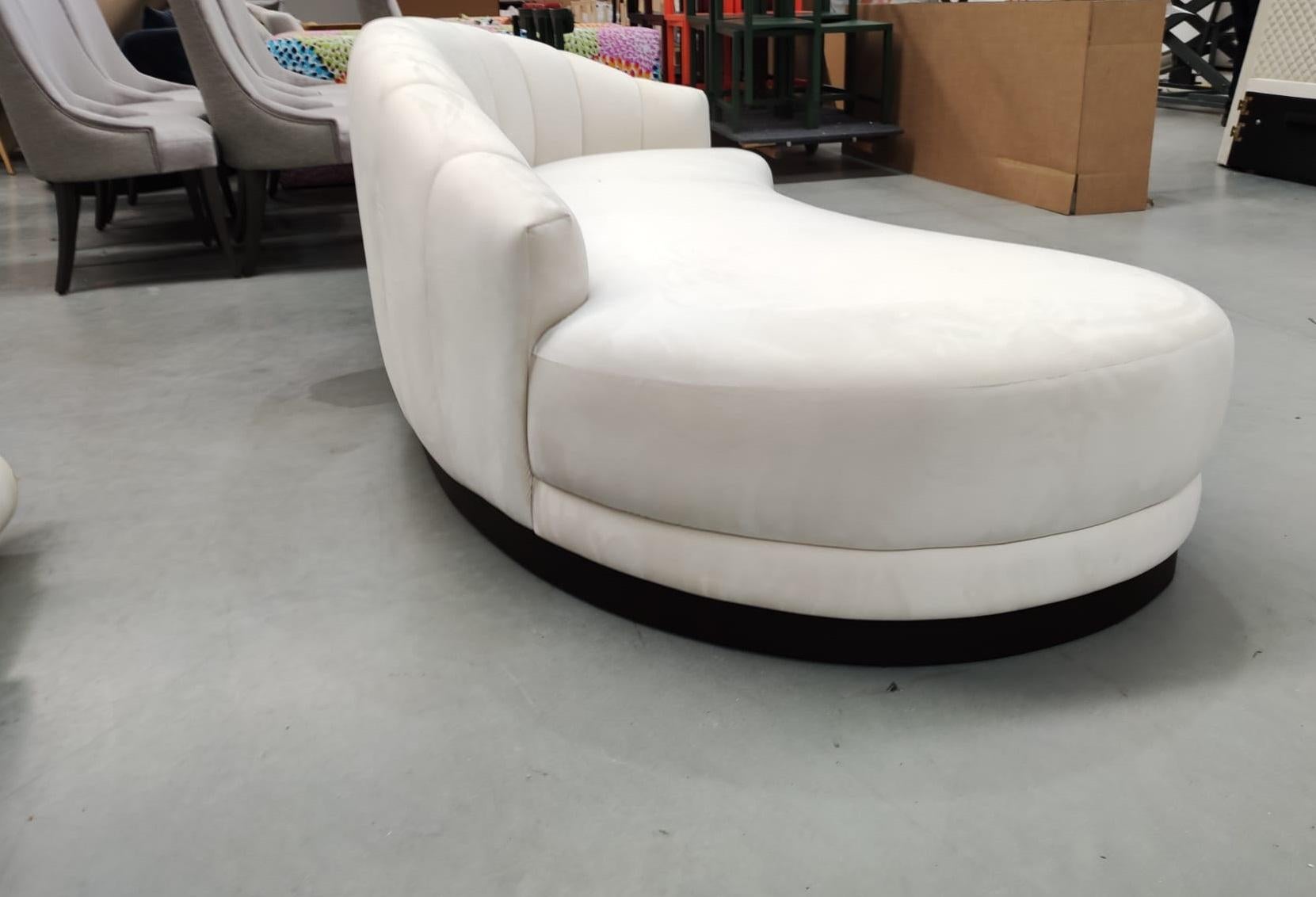 Hand-Tailored Retro Style Sofa in Velvet In New Condition For Sale In New York, NY
