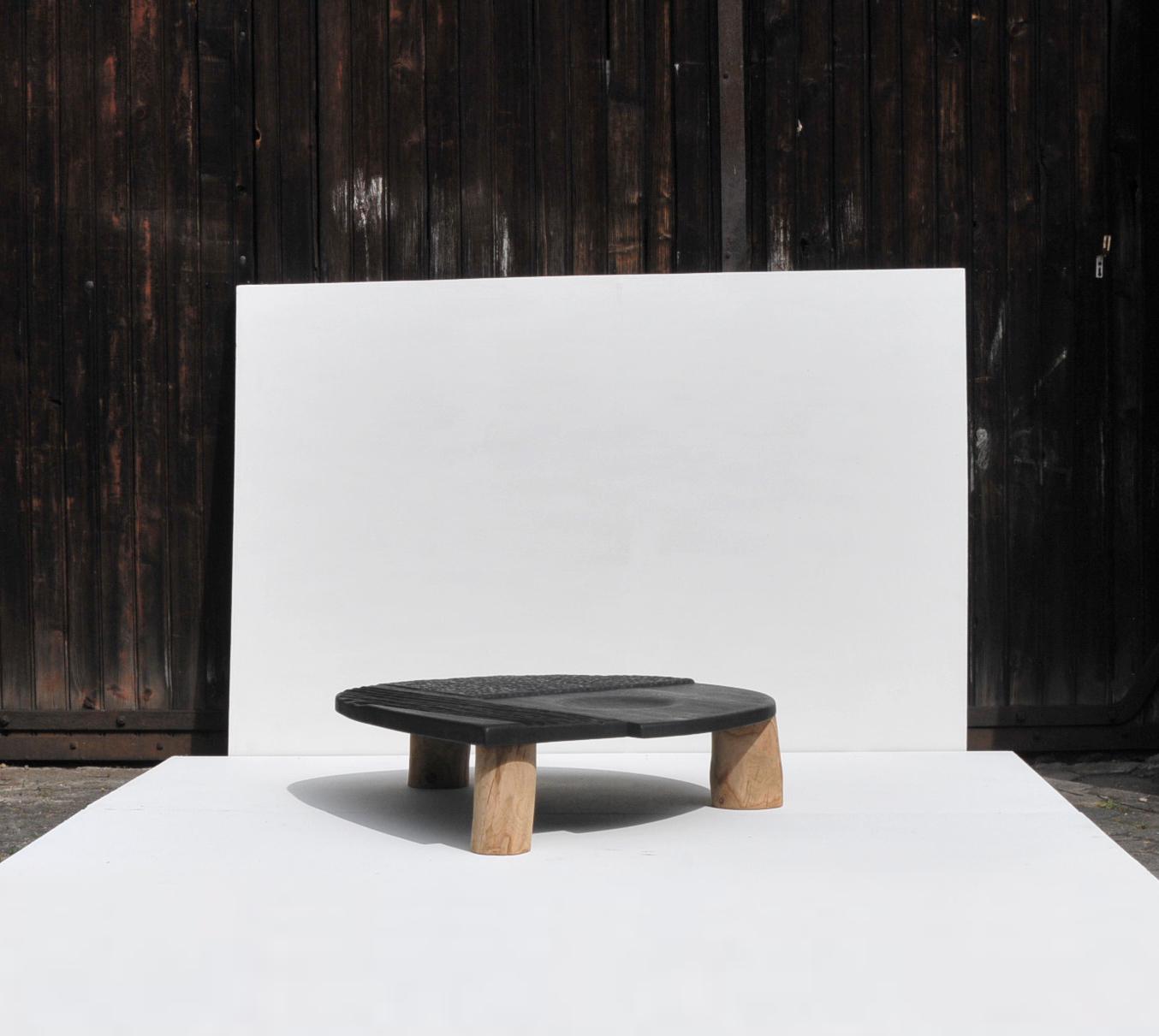 Moderne Table basse contemporaine texturée à la main en bois bicolore en vente
