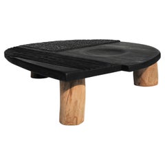 Mesa de centro contemporánea texturizada a mano en madera bicolor