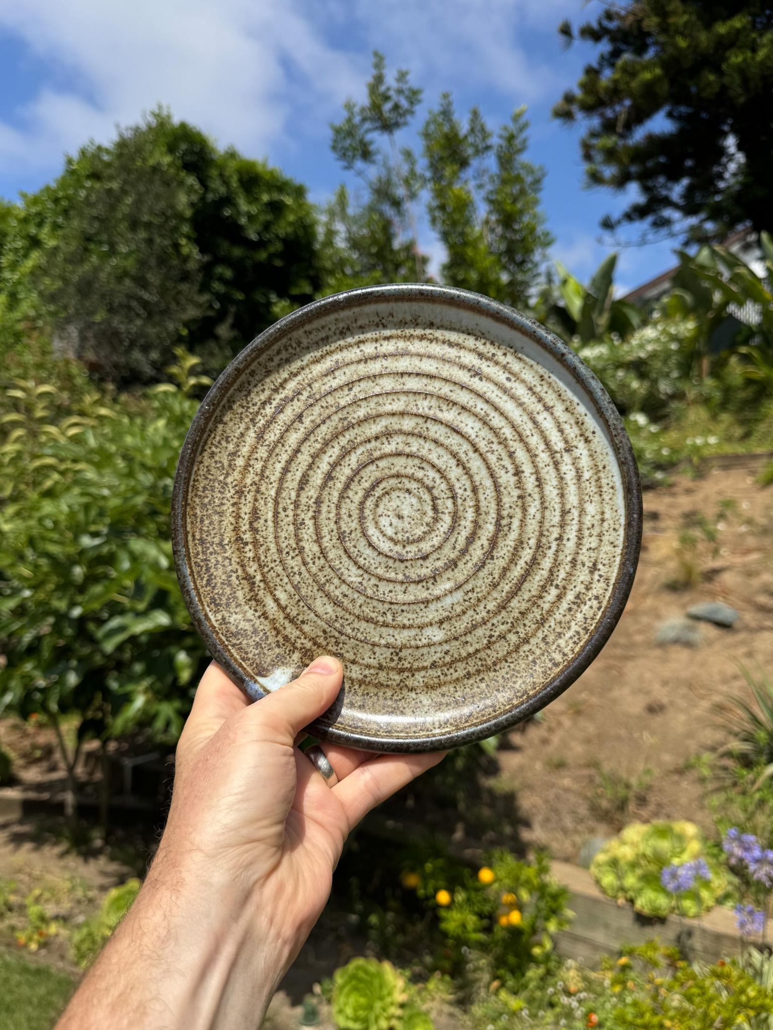 Assiette à charge en céramique tournée à la main, 20e siècle en vente 2