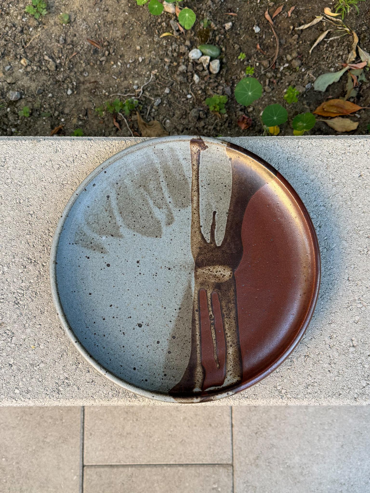 Mid-Century Modern Assiette à charge en céramique tournée à la main, 20e siècle en vente