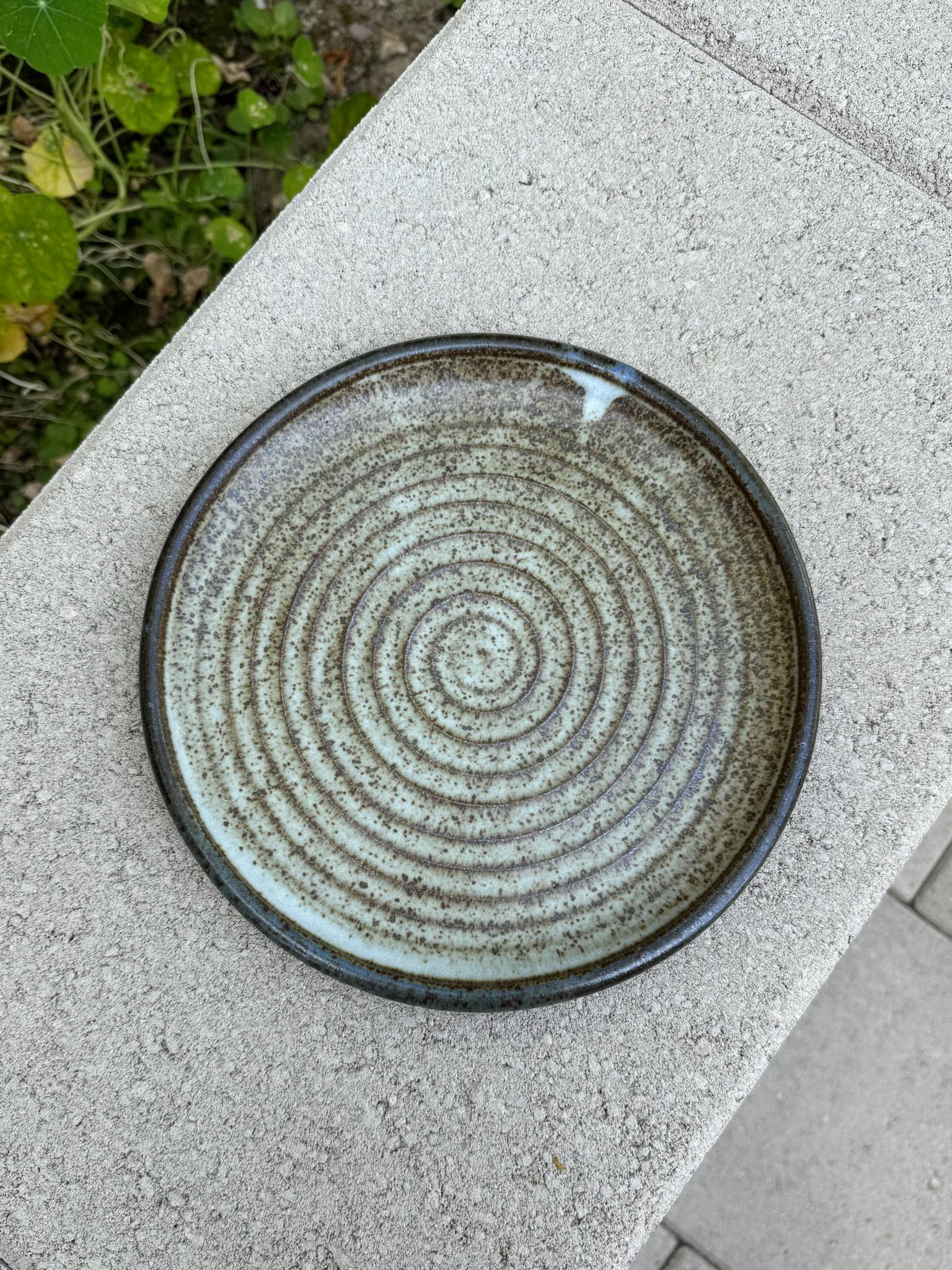 Mid-Century Modern Assiette à charge en céramique tournée à la main, 20e siècle en vente