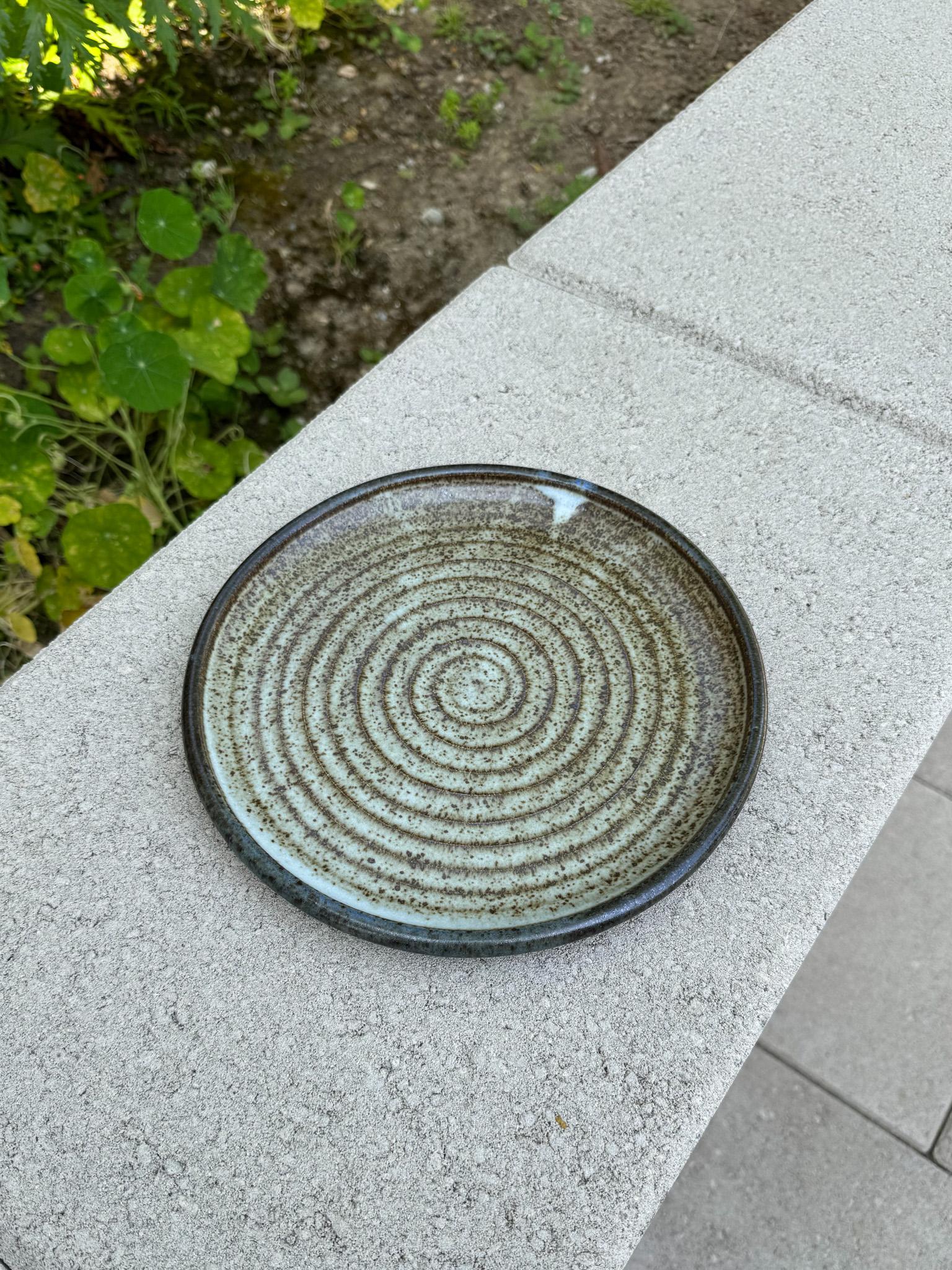 Américain Assiette à charge en céramique tournée à la main, 20e siècle en vente