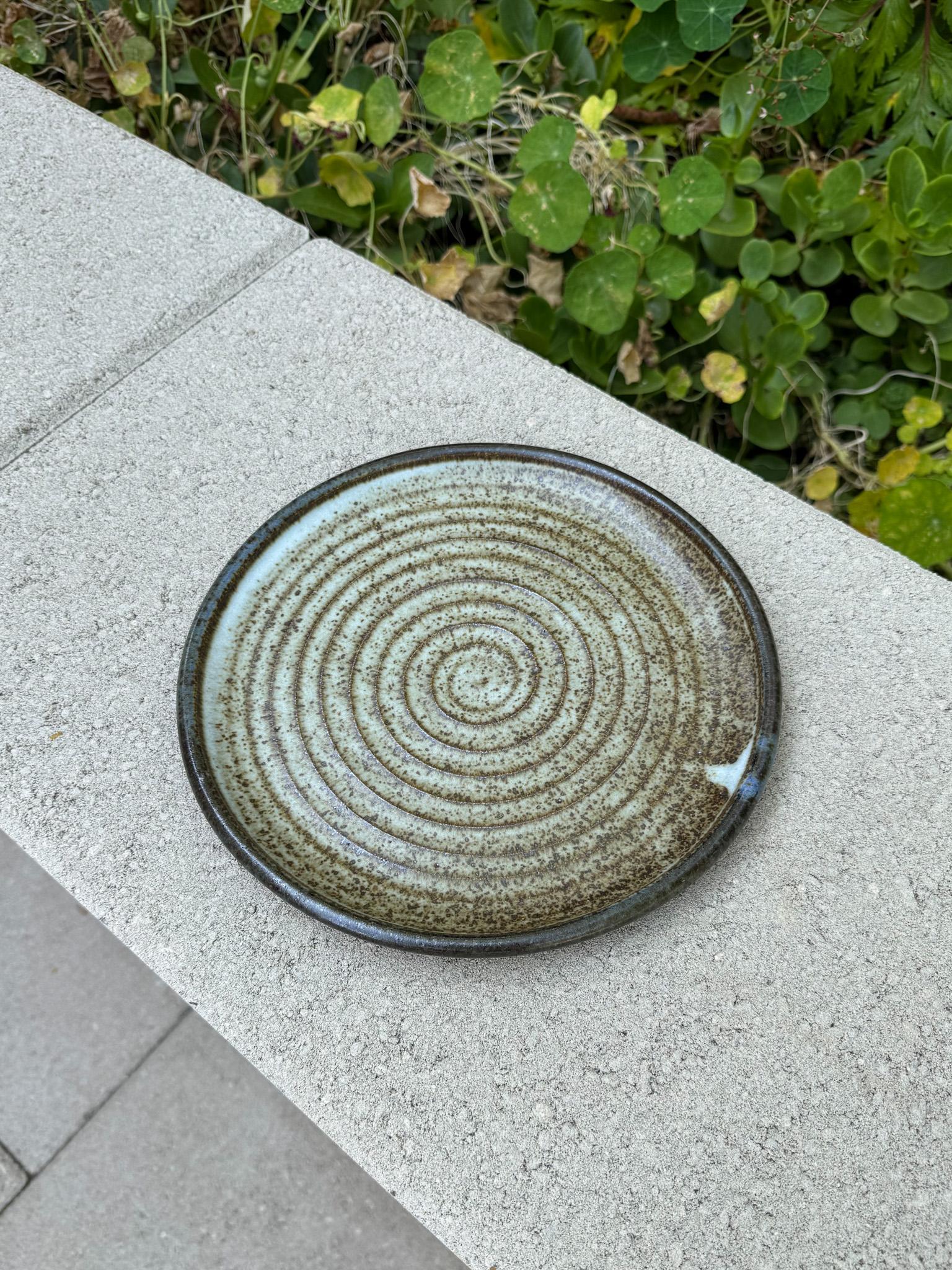 Vernissé Assiette à charge en céramique tournée à la main, 20e siècle en vente