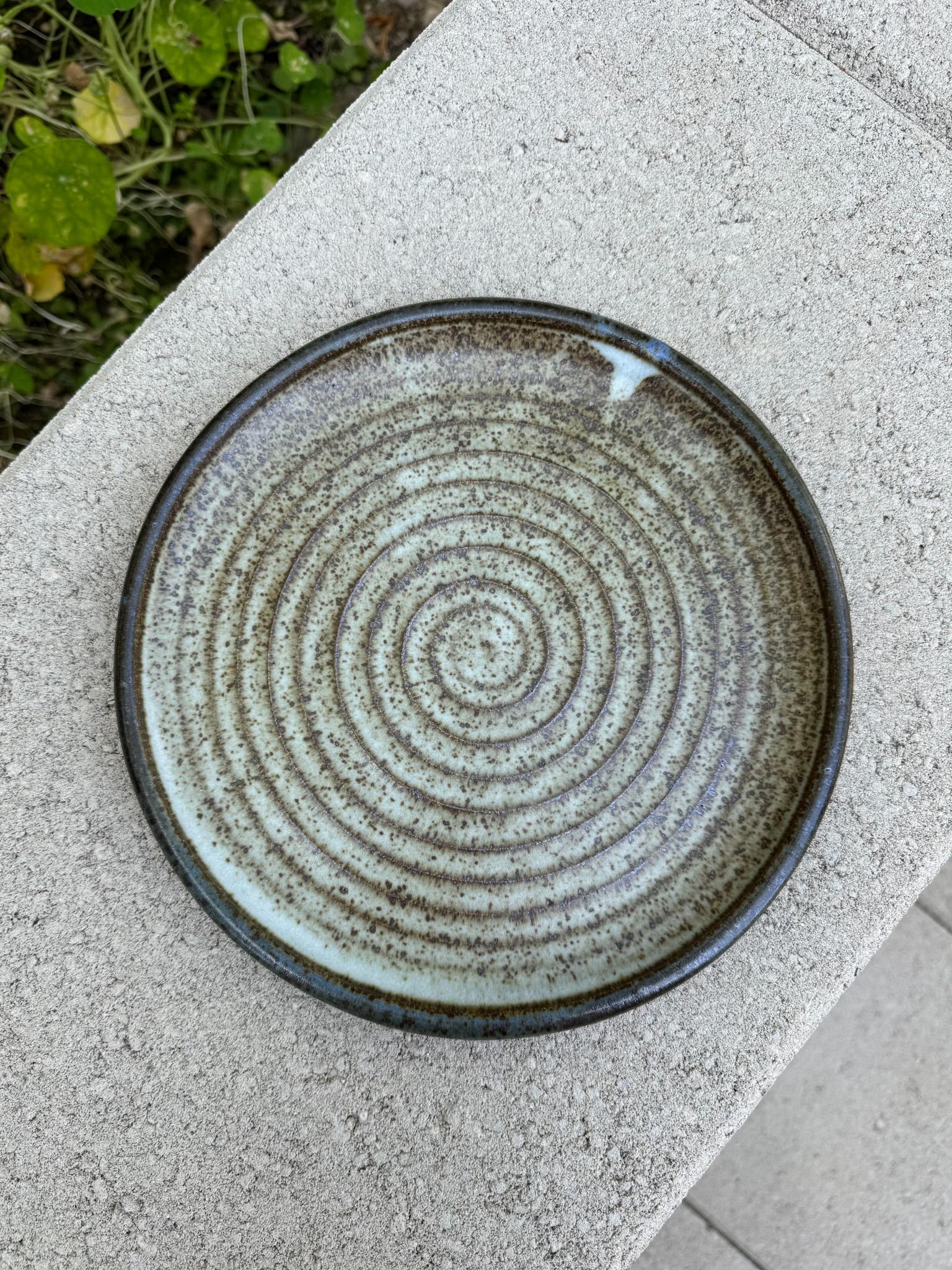 Assiette à charge en céramique tournée à la main, 20e siècle Bon état - En vente à San Juan Capistrano, CA