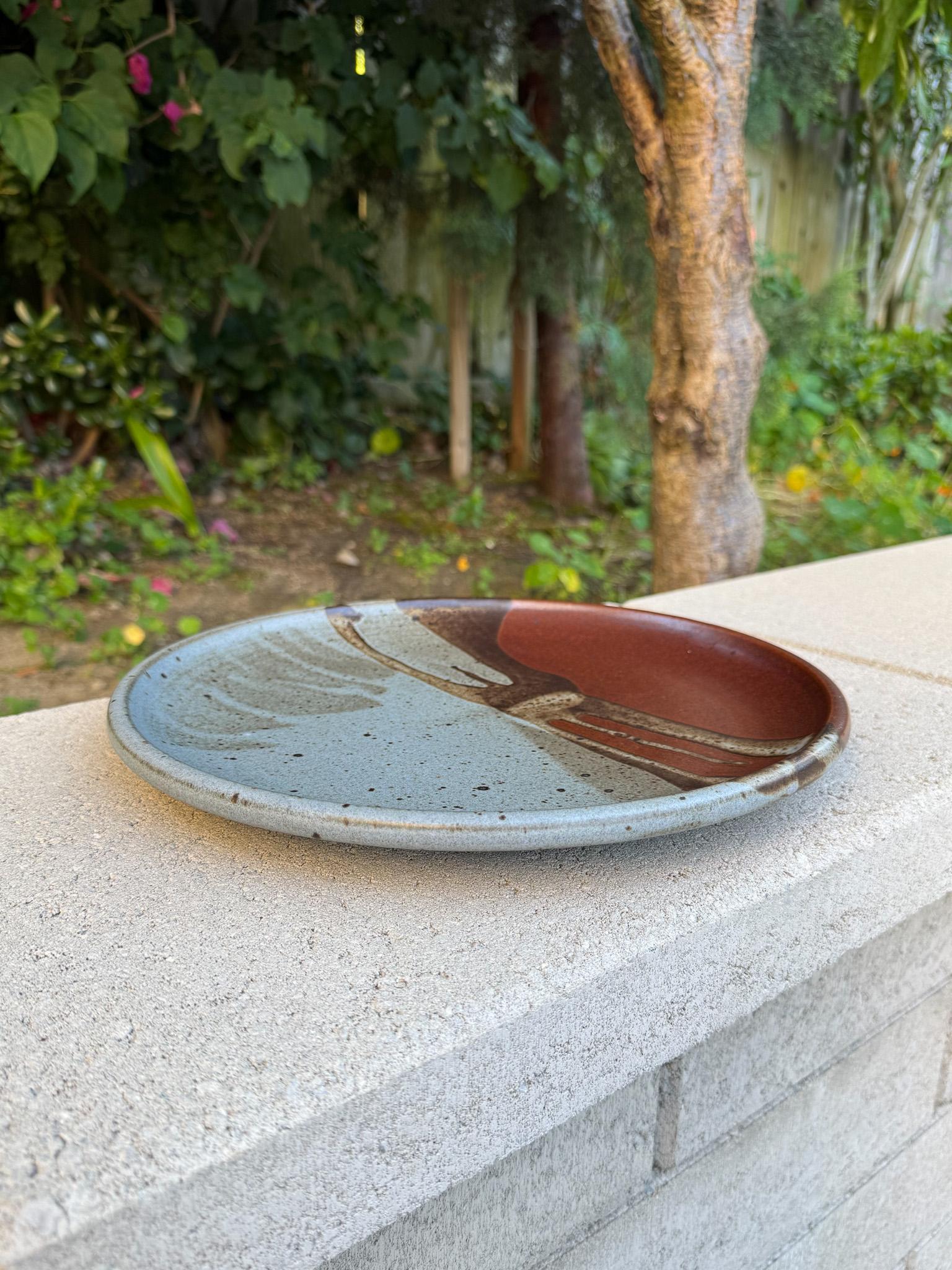 20ième siècle Assiette à charge en céramique tournée à la main, 20e siècle en vente