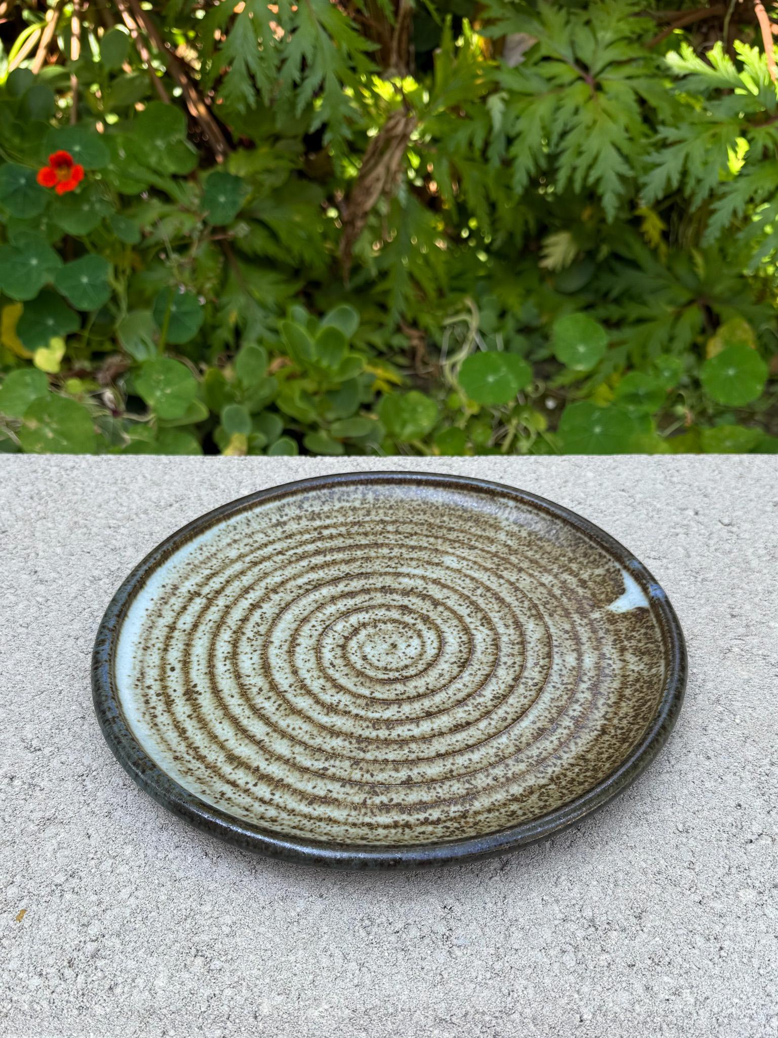 20ième siècle Assiette à charge en céramique tournée à la main, 20e siècle en vente