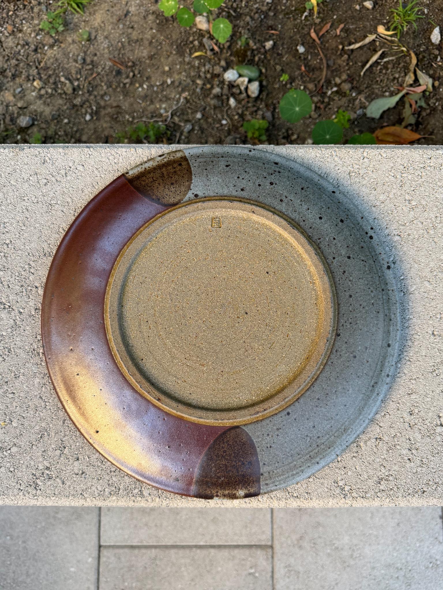 Céramique Assiette à charge en céramique tournée à la main, 20e siècle en vente