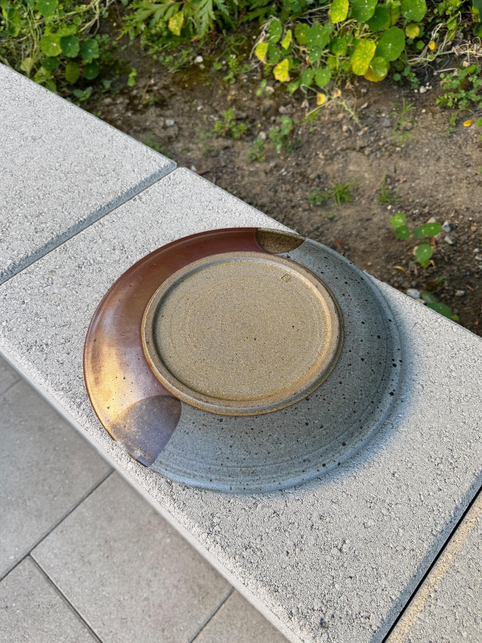 Assiette à charge en céramique tournée à la main, 20e siècle en vente 1