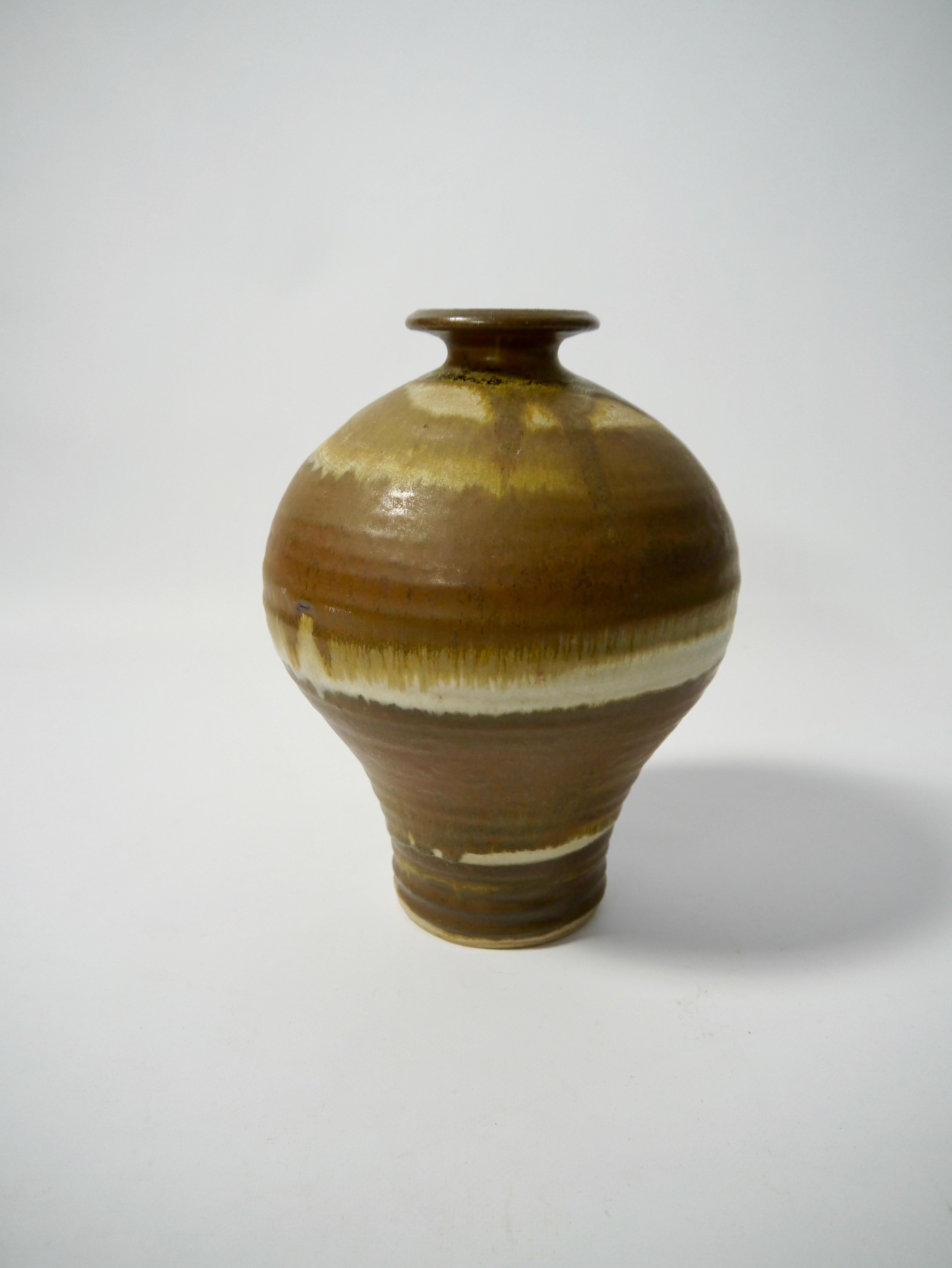 Handgedrehte Vase aus glasierter, erdfarbener Keramik (Sonstiges) im Angebot