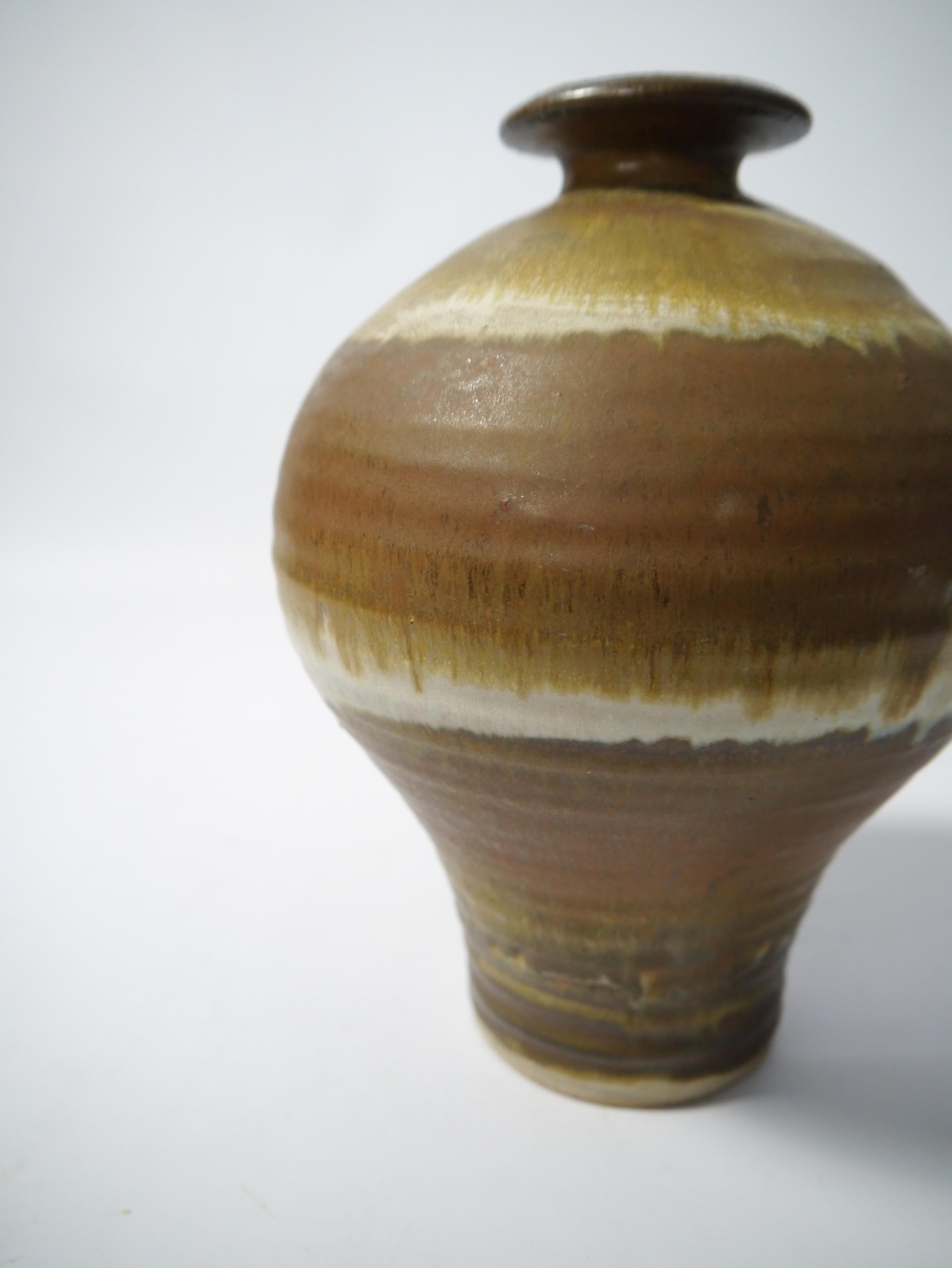 Handgedrehte Vase aus glasierter, erdfarbener Keramik (Unbekannt) im Angebot