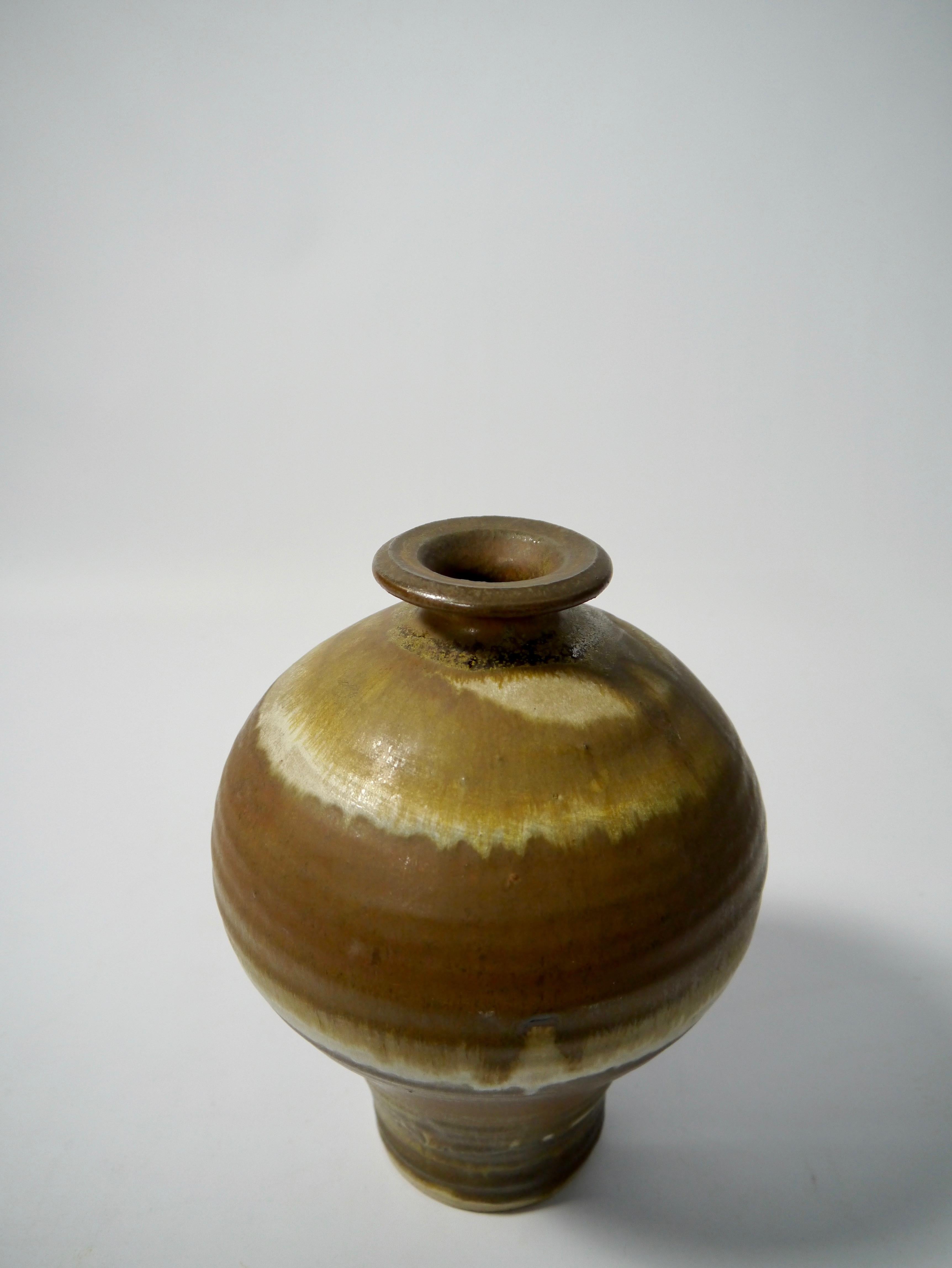Handgedrehte Vase aus glasierter, erdfarbener Keramik (Glasiert) im Angebot