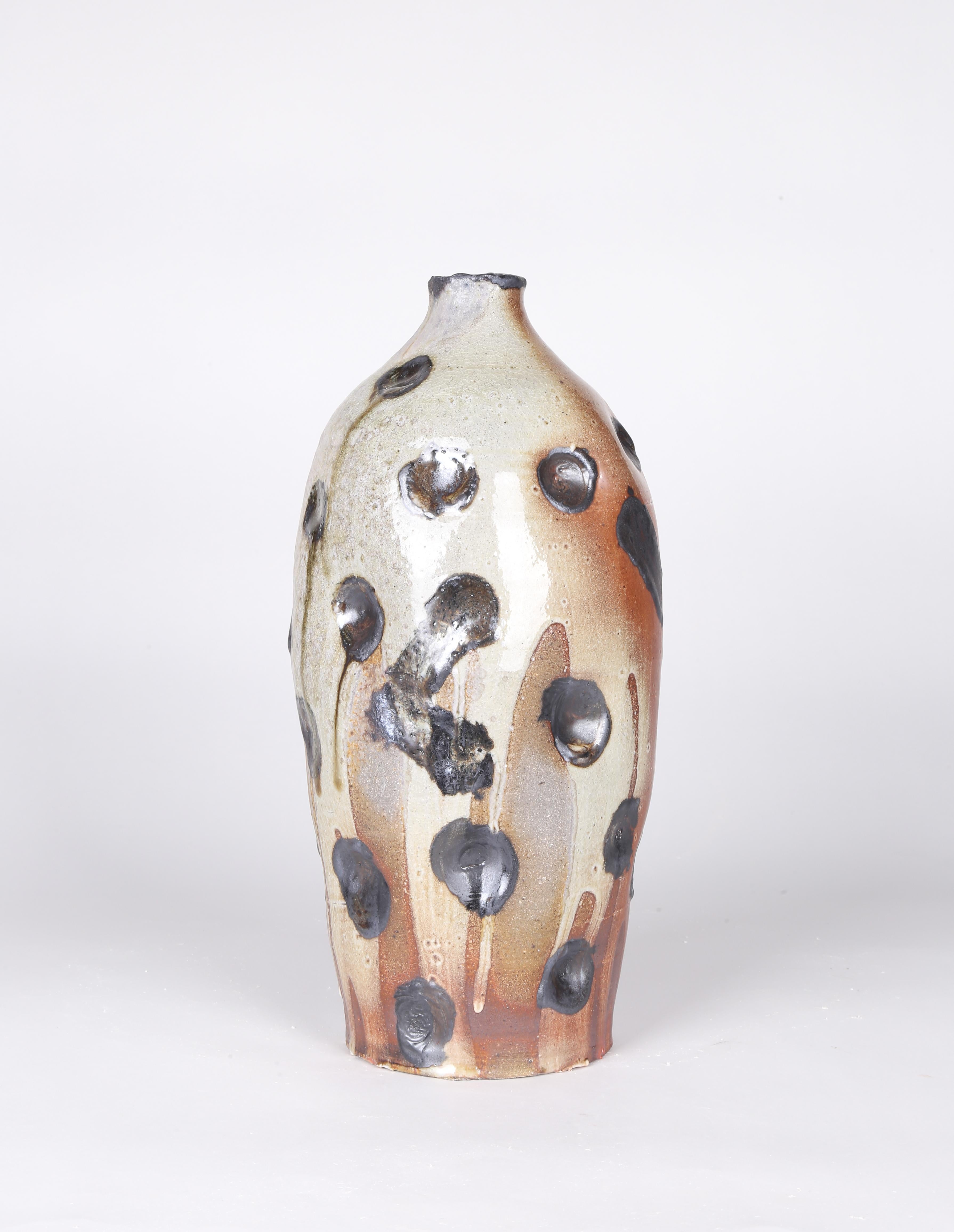 Vase en grès cuit au sel et tourné à la main, fabriqué dans le studio du célèbre céramiste et sculpteur Ebitenyefa Baralaye, basé à Détroit. Intitulée 