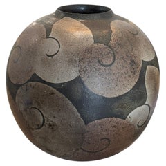 Vaso a forma di conchiglia realizzato a mano da Kenzo Okada, 1979