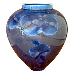 Vase en porcelaine à glaçure cristalline tourné à la main par Sid Oakley