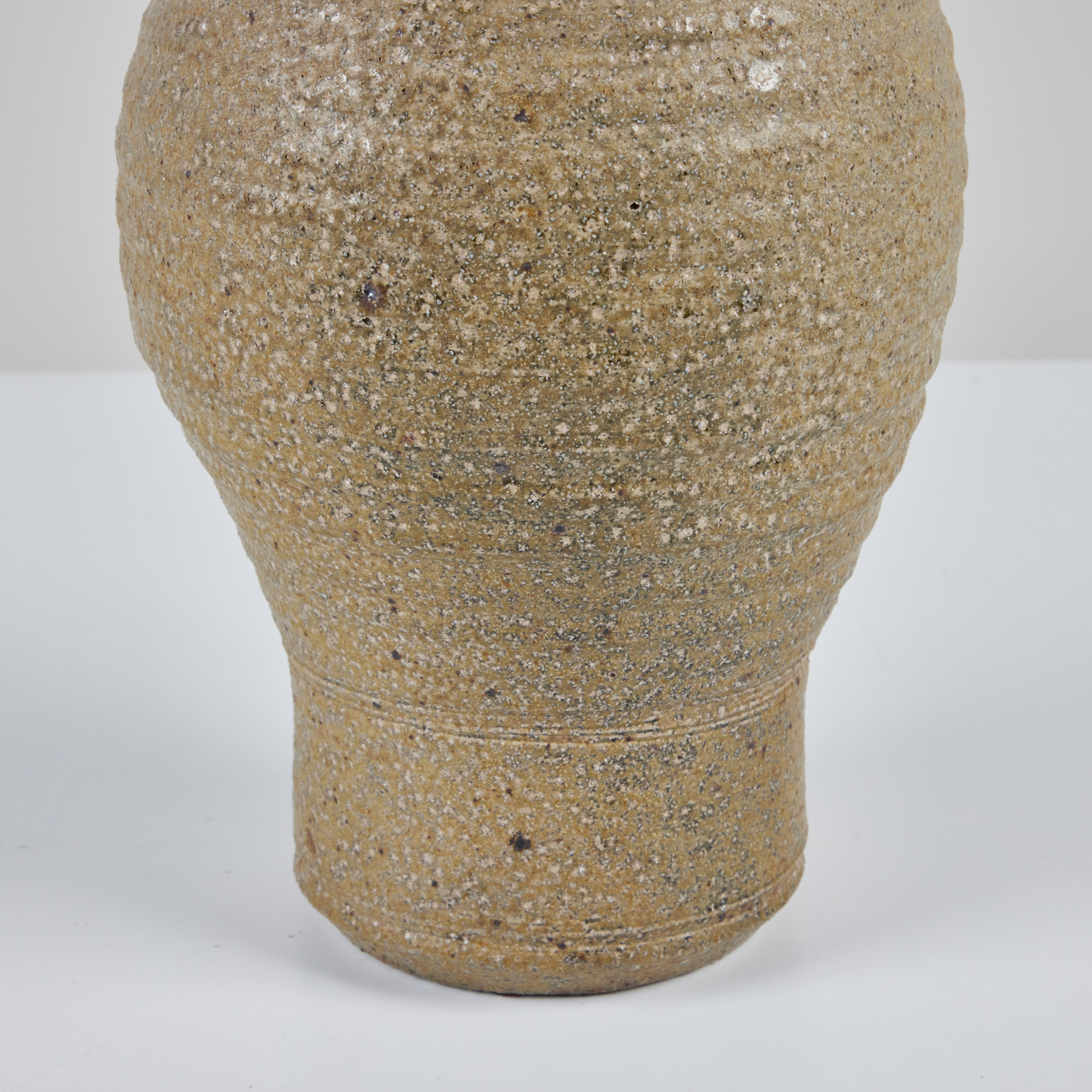 Handgedrehtes Keramikgefäß aus Steinzeug mit Deckel im Angebot 3