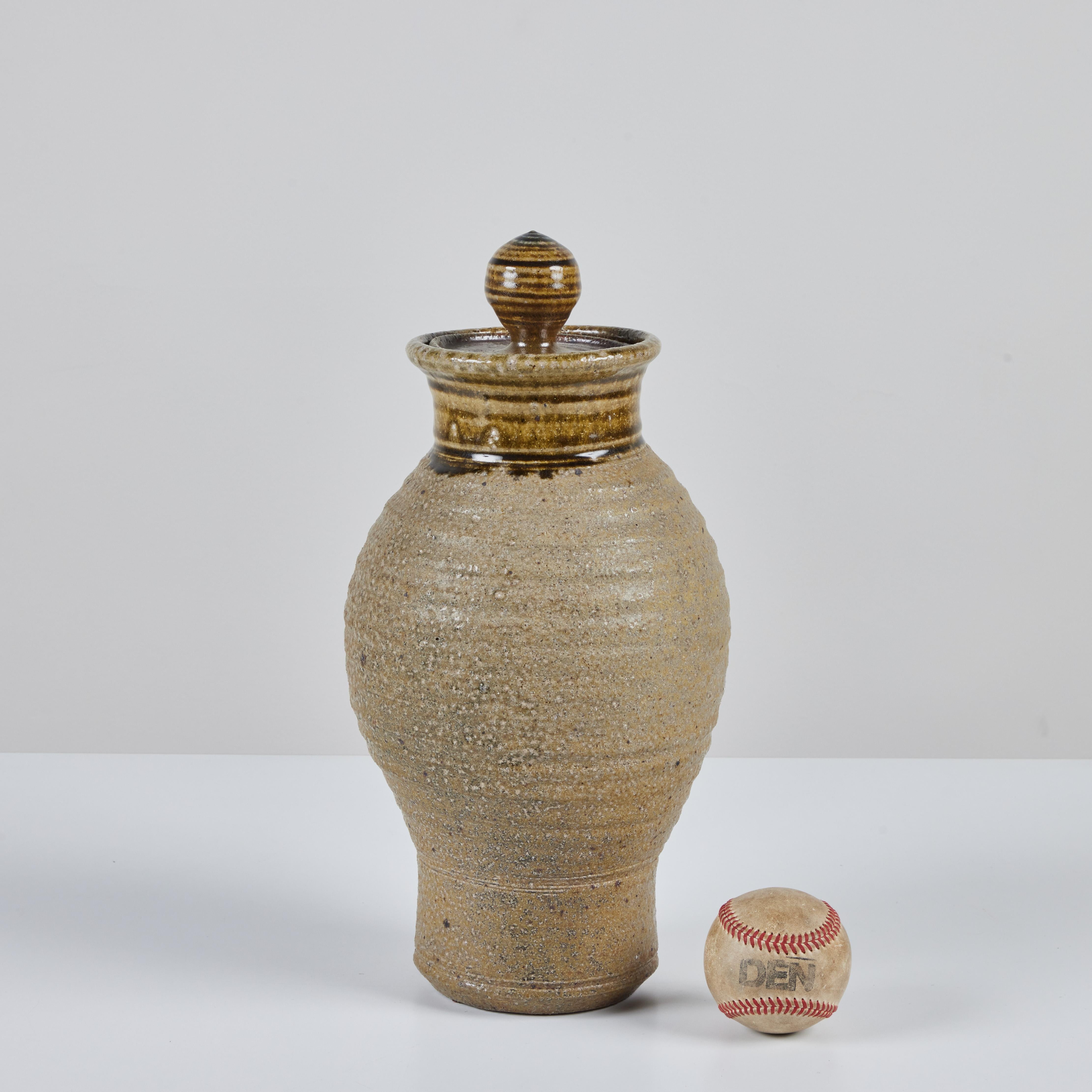 Handgedrehtes Keramikgefäß aus Steinzeug mit Deckel (Moderne der Mitte des Jahrhunderts) im Angebot
