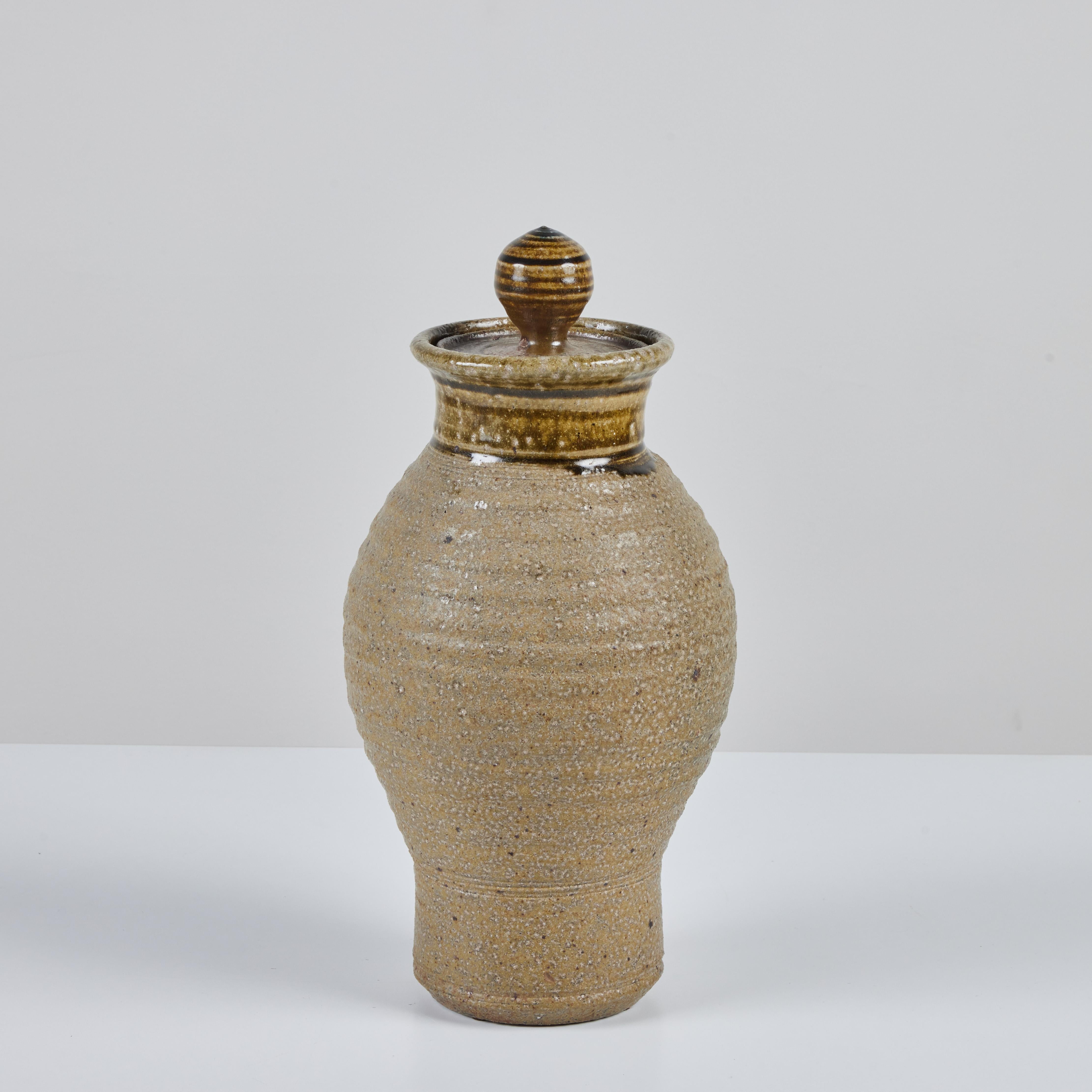 Vernissé Vase en grès avec couvercle, fabriqué à la main en vente
