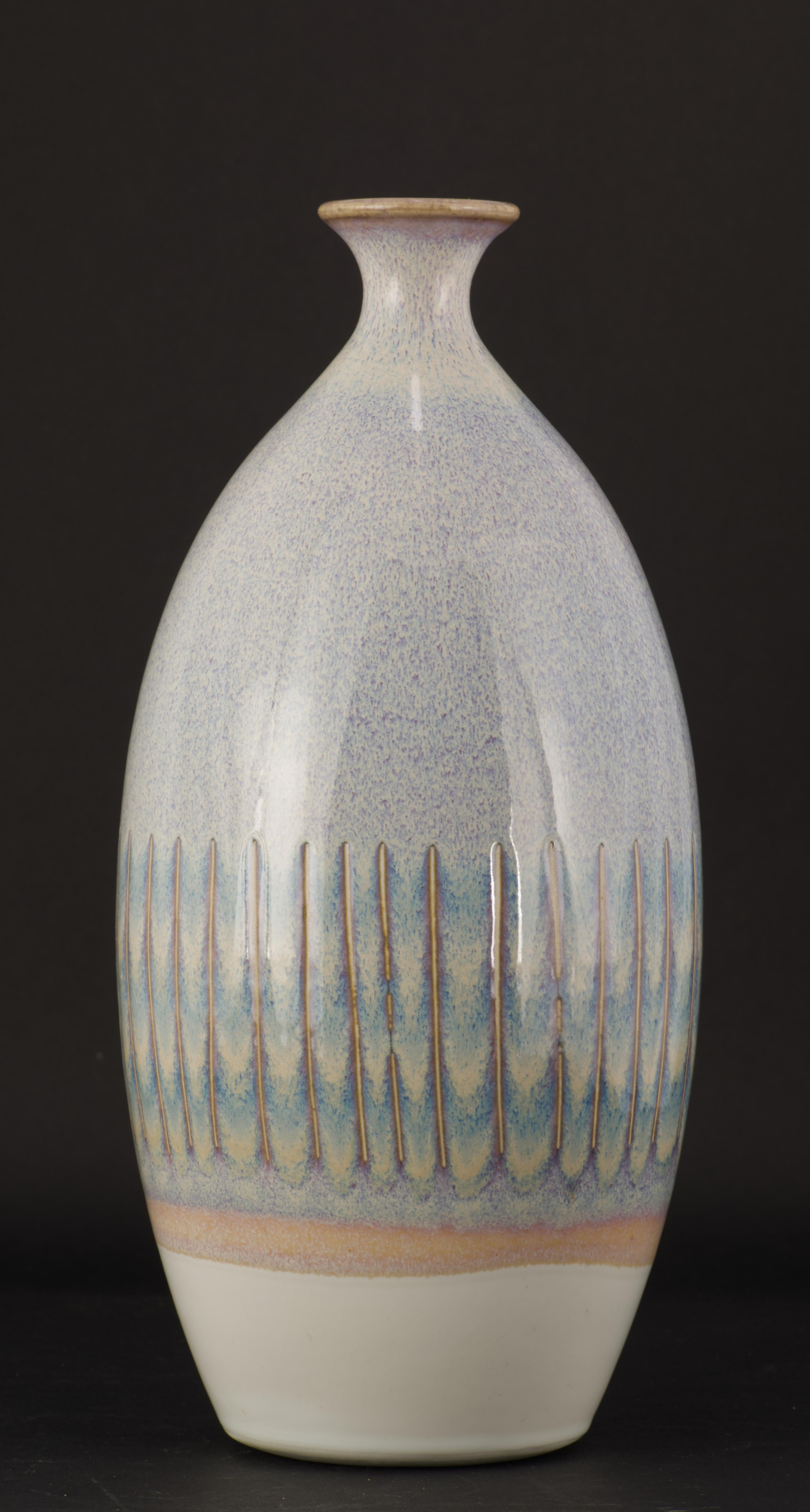  Vintage Studio Keramik Vase in runder, bauchiger Form ist handgedreht und mit abstraktem, fließendem Ritzmuster verziert. Die Glasur in gedämpften Orange- und Olivtönen mit dunkelgrauen Sprenkeln unterstreicht die organische, erdige Stimmung des
