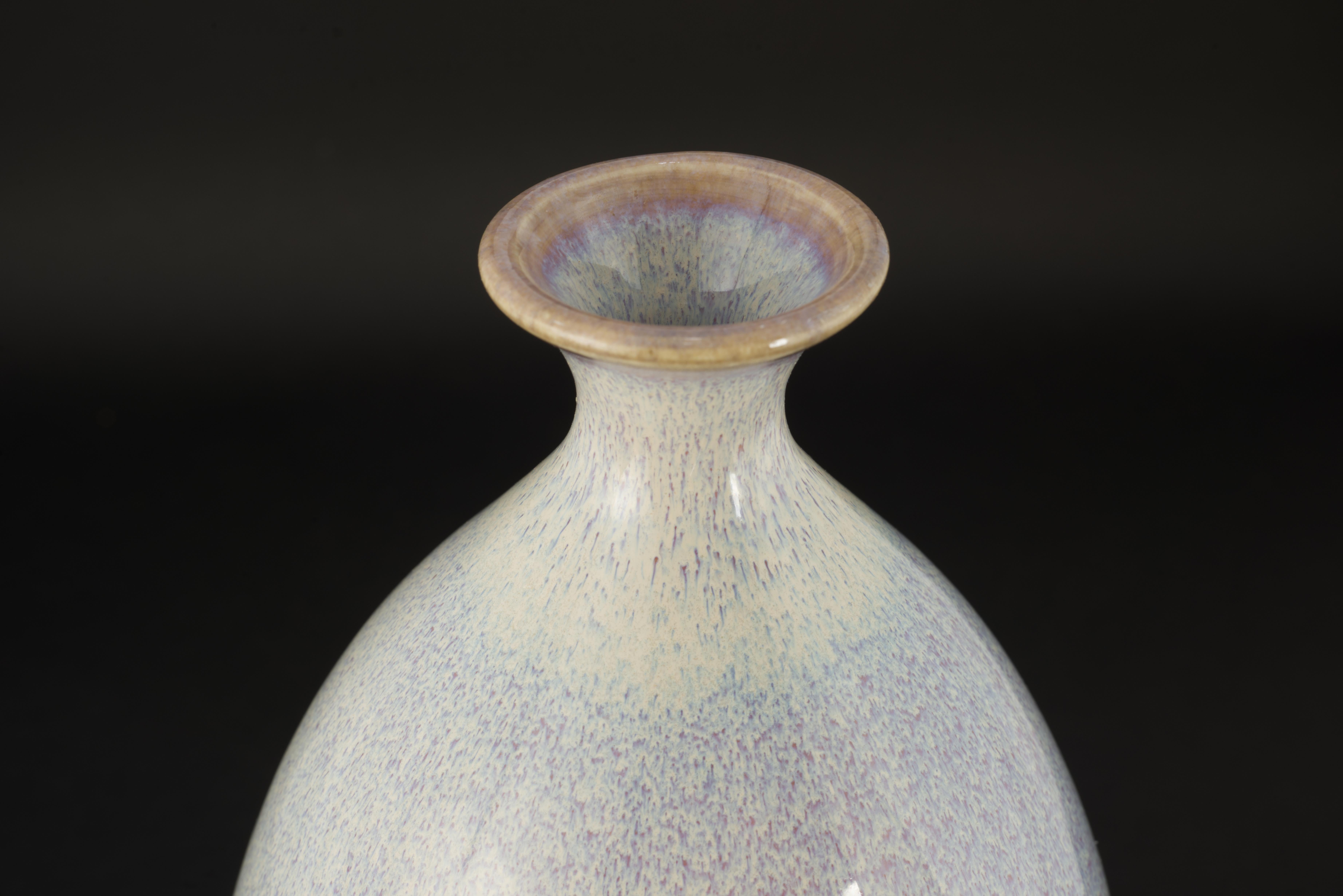 Handgedrehte Studio-Keramik-Vase, orange und olivfarbene Glasur (20. Jahrhundert) im Angebot