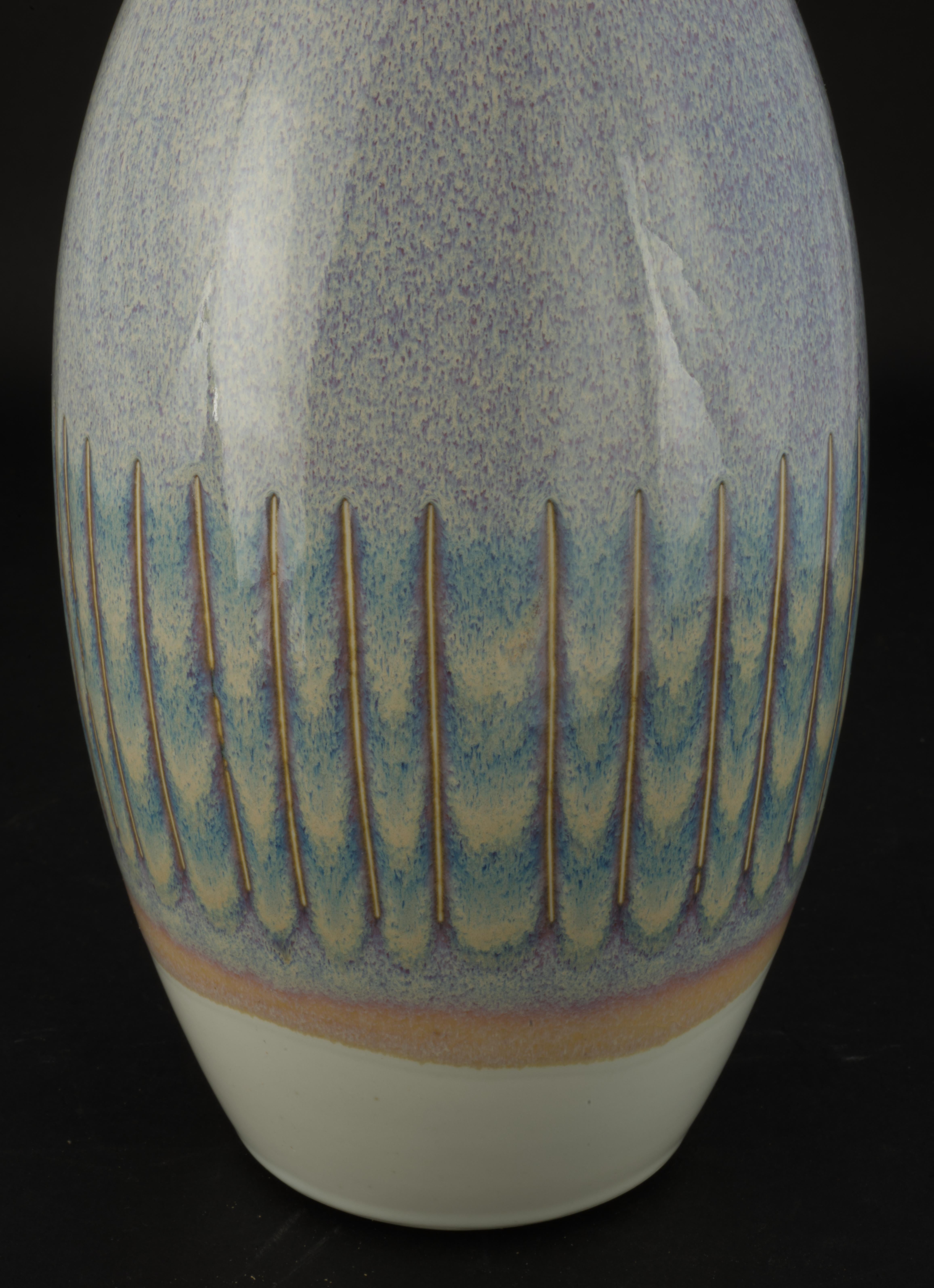 Handgedrehte Studio-Keramik-Vase, orange und olivfarbene Glasur im Angebot 2