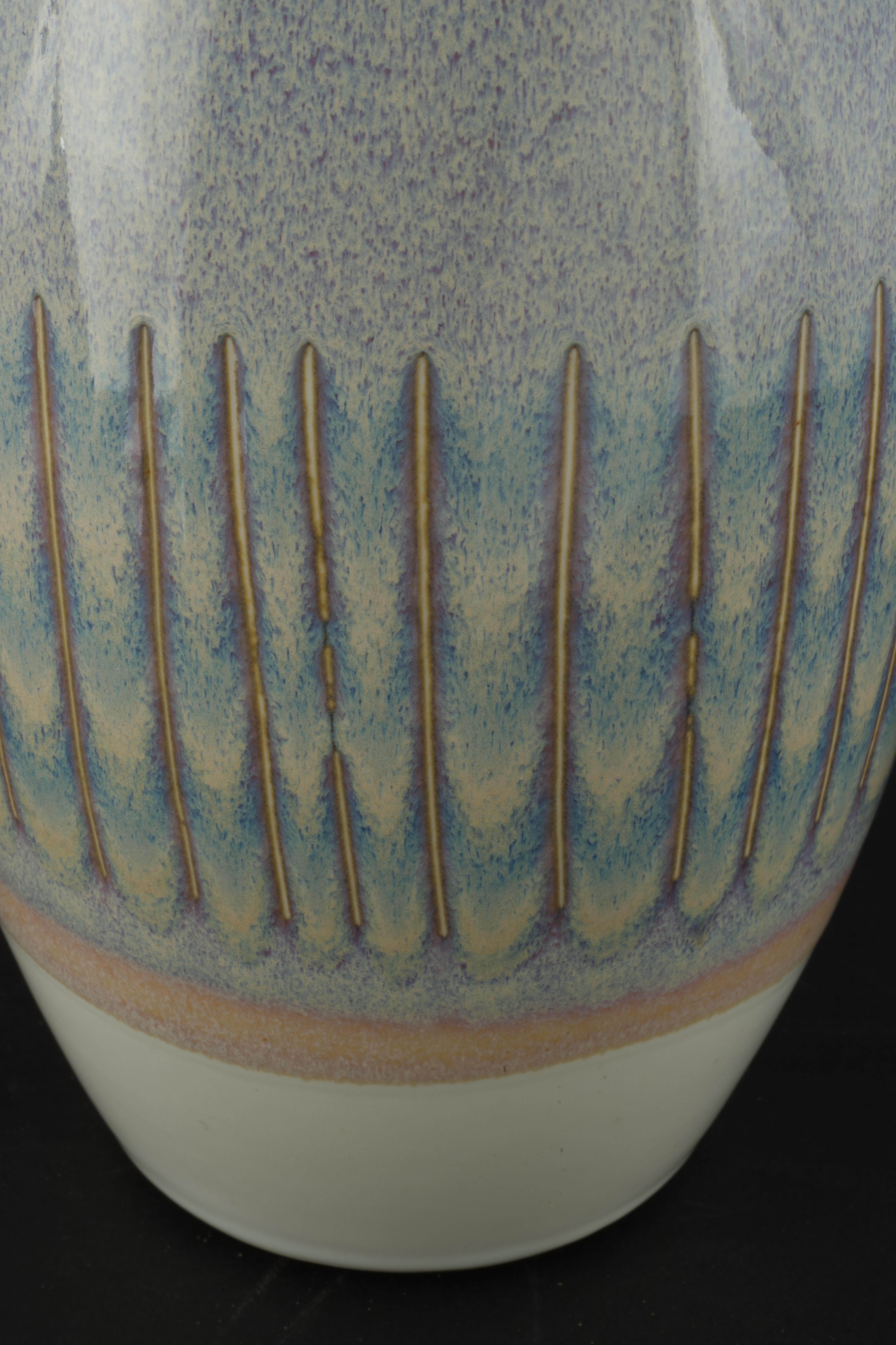 Handgedrehte Studio-Keramik-Vase, orange und olivfarbene Glasur im Angebot 4