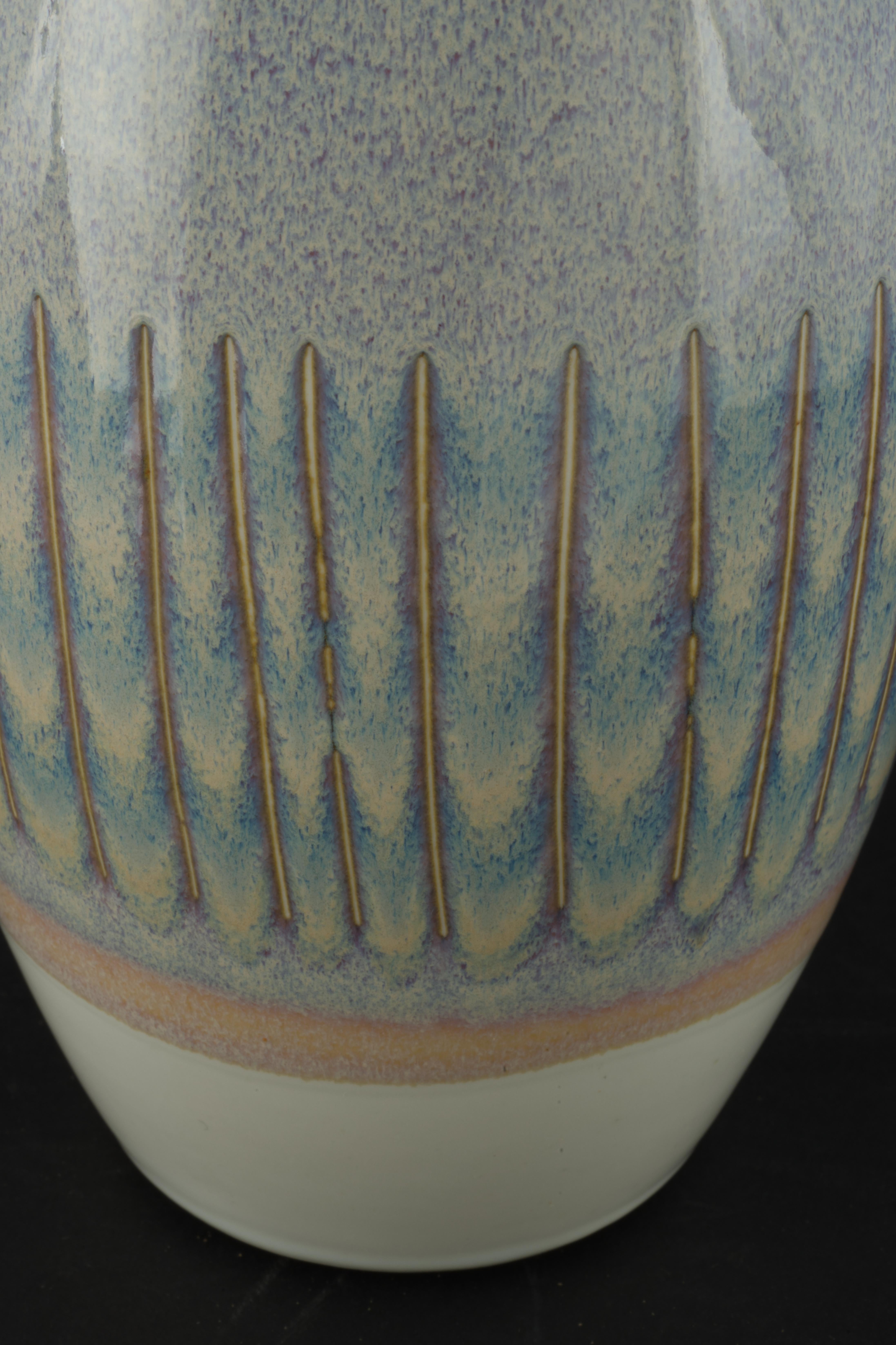 Vaso in Studio Pottery, smaltato arancione e Oliver, fatto a mano in vendita 3