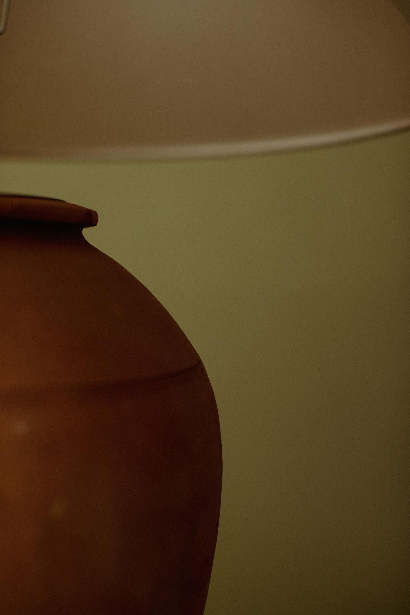 Lámpara de mesa de terracota turca hecha a mano Siglo XX Antiguo Tallado a mano en venta