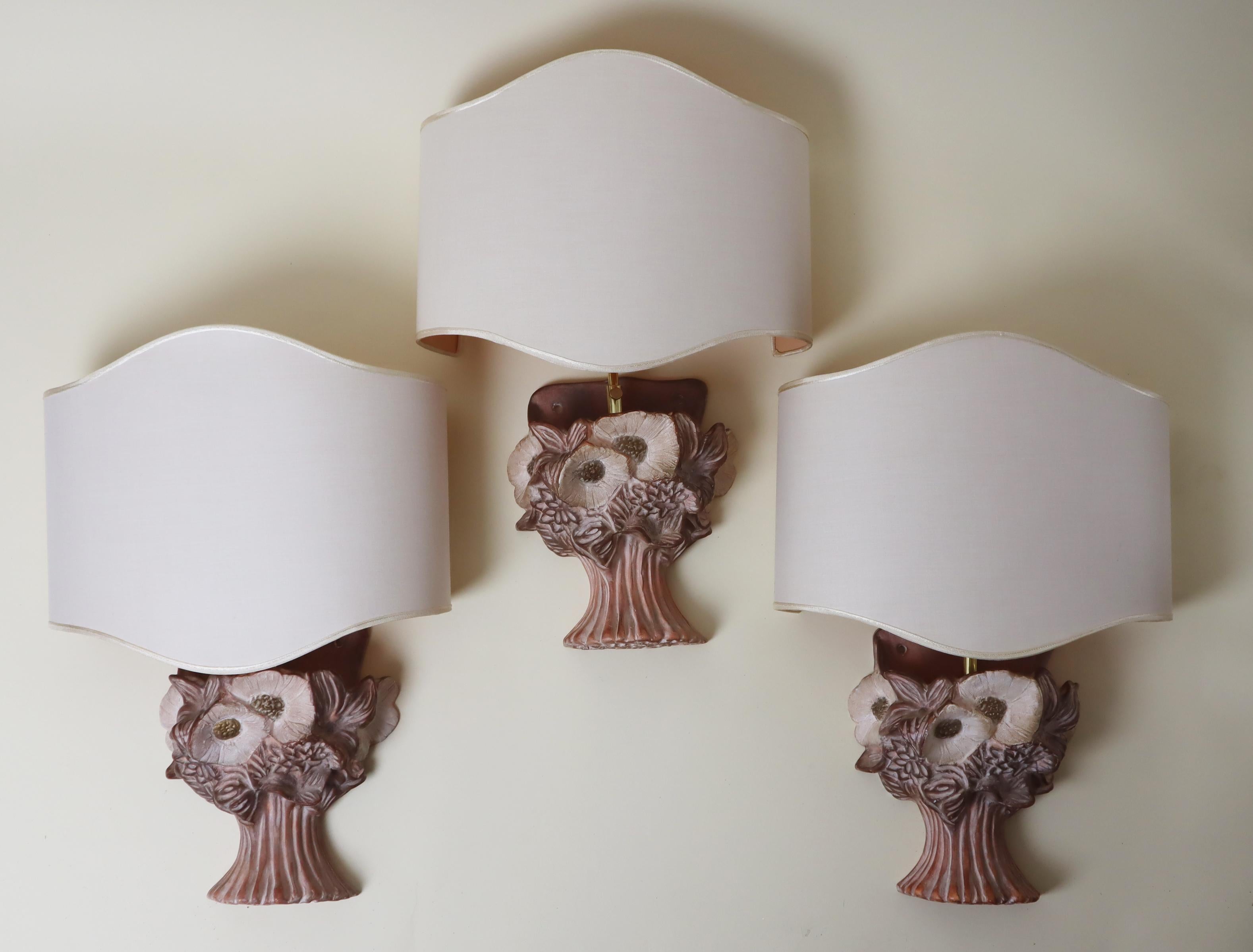 Diese Wandleuchten sind wirklich einmalig. Sie werden mit äußerster Sorgfalt und Geschicklichkeit hergestellt und heben sich dadurch von anderen Produkten ab. Das Design ist so ansprechend, und der Blumenkorb schafft eine so schöne Atmosphäre. Diese