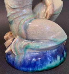 Seltene Art-Déco-Skulptur mit weiblicher Figur in Blau und Grün mit Hand zum Kopf, „Hand to Head“