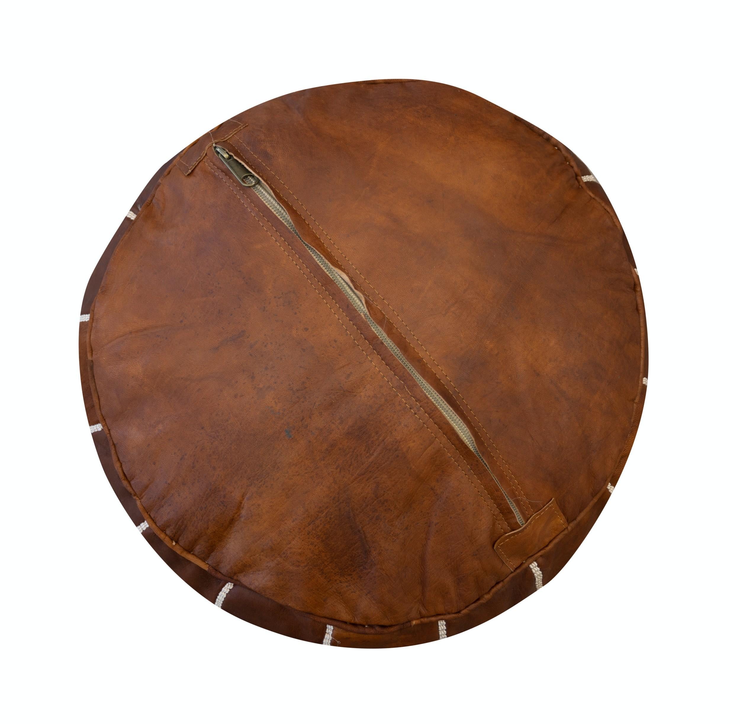 Moderno Pouf rotondo in pelle Geniune marrone lavorato a mano. NON GONFIATA. Opzione personalizzata disponibile in vendita
