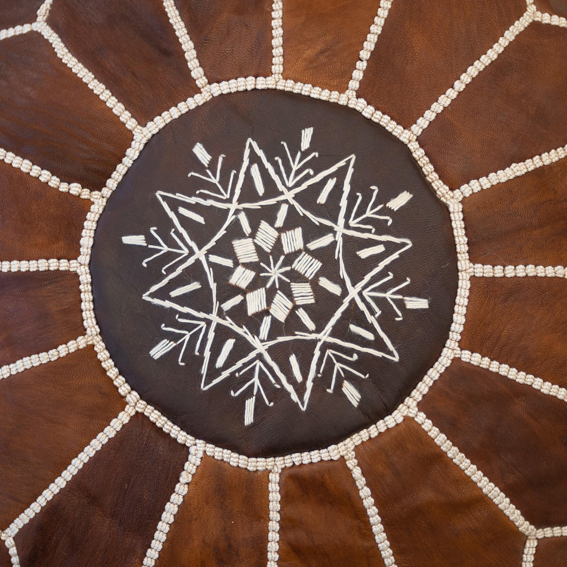 Fatto a mano Pouf rotondo in pelle Geniune marrone lavorato a mano. NON GONFIATA. Opzione personalizzata disponibile in vendita