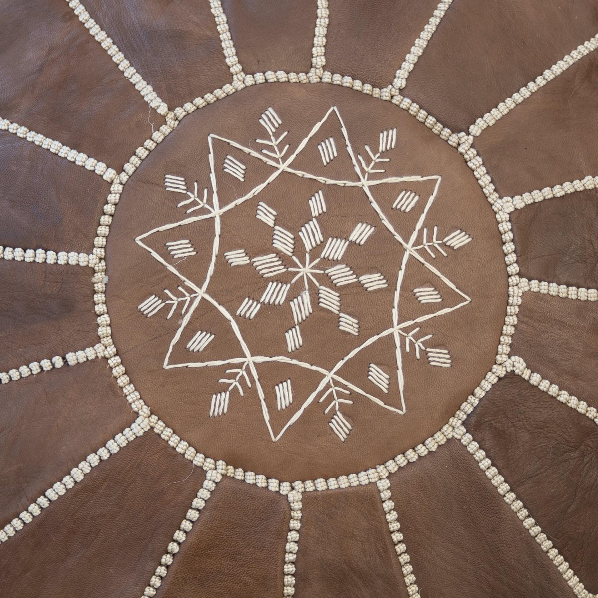 Fait main Pouf en cuir Geniune rond Brown, usiné à la main. NON TAMPONNÉ. Option personnalisée disponible en vente