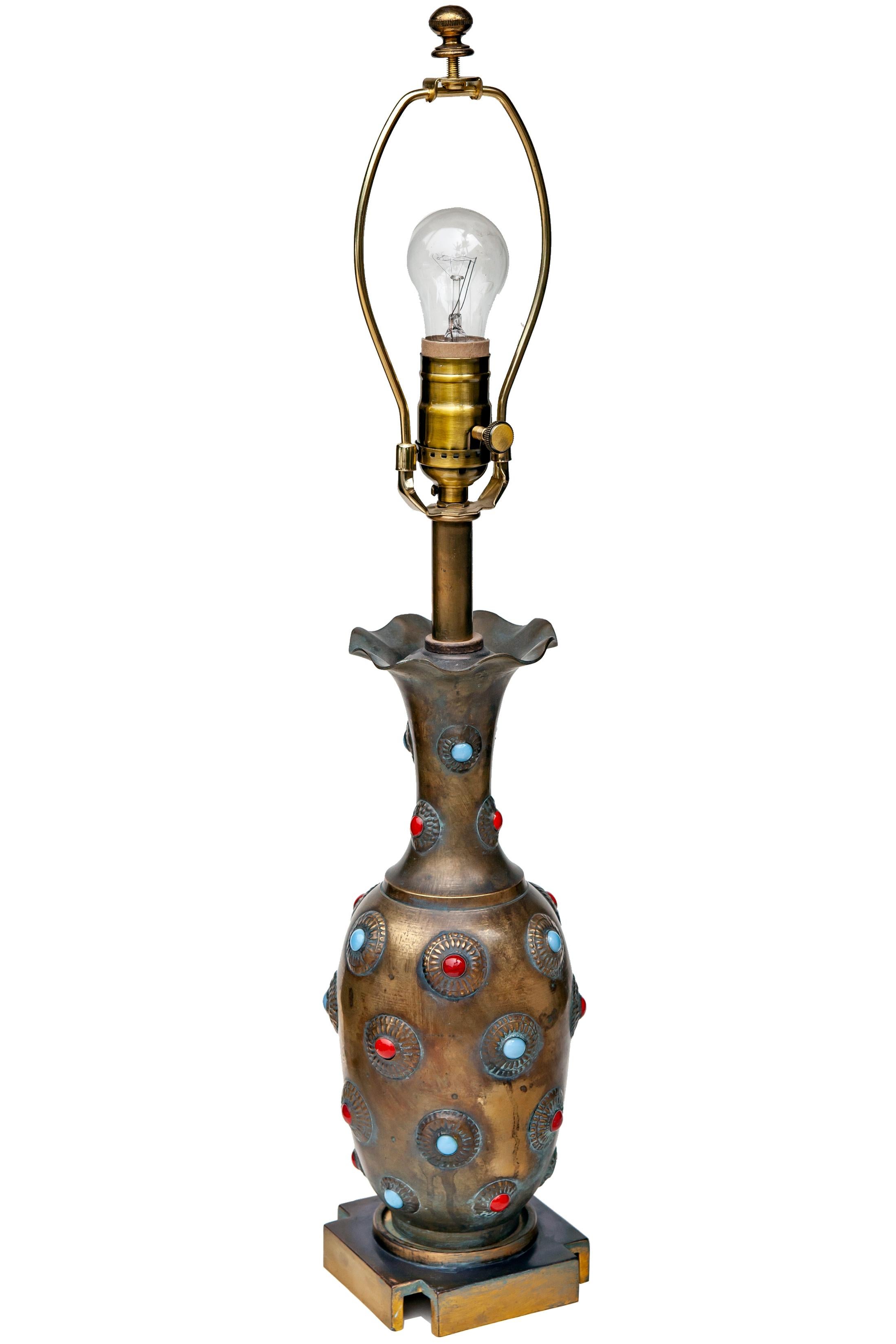 Lampe fabriquée sur mesure avec un vase en cabochon / pierres incrustées. 1 pierre est manquante. Il repose sur une lourde base carrée en laiton.
Nouveau câblage, ampoule standard recommandée. 
Patine d'âge sur le laiton.
Il n'y a qu'une seule lampe