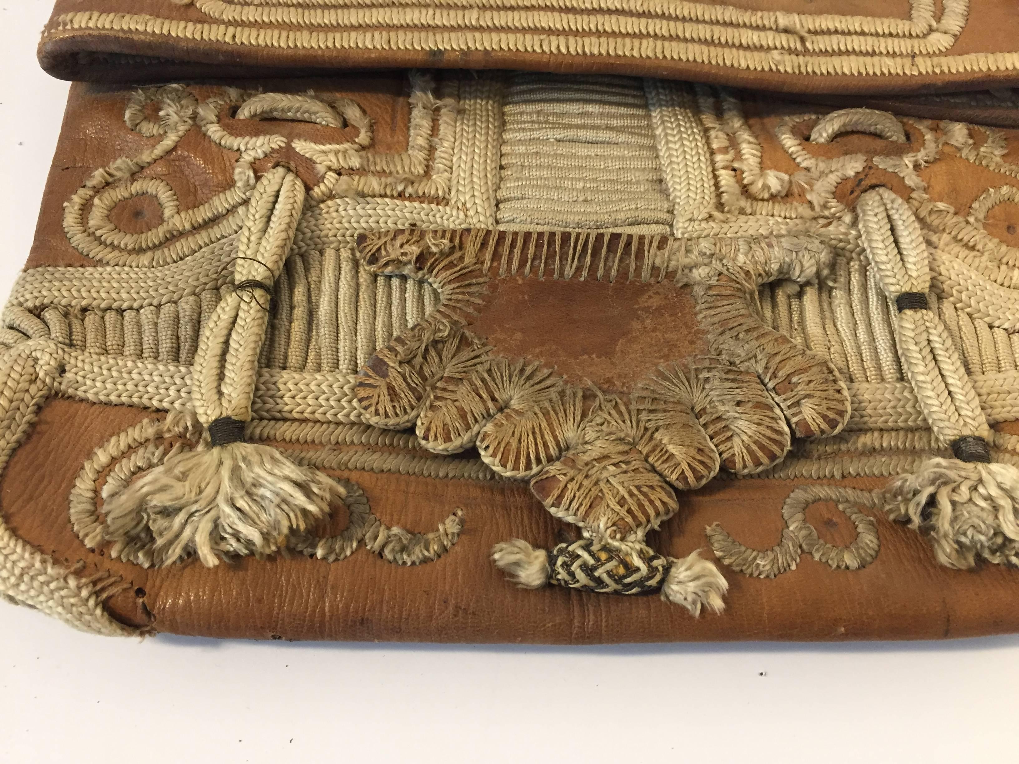 Afrikanische marokkanische Umhängetasche aus altem Leder mit Klappe, verziert mit Stammesstickereien.
Handgefertigt in Marrakesch, ist dies ein alter antiker Mann Schulter schlanke Tasche, Kaufleute in Marokko, wenn sie reisen verwendet diese Tasche